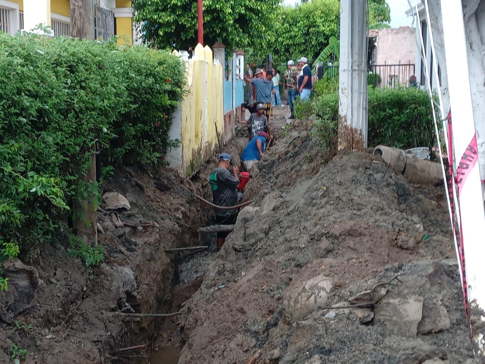 $!Supervisa Alcalde de Mazatlán rehabilitación de drenaje en callejón Gilberto Owen, donde se invierten $1.6 millones