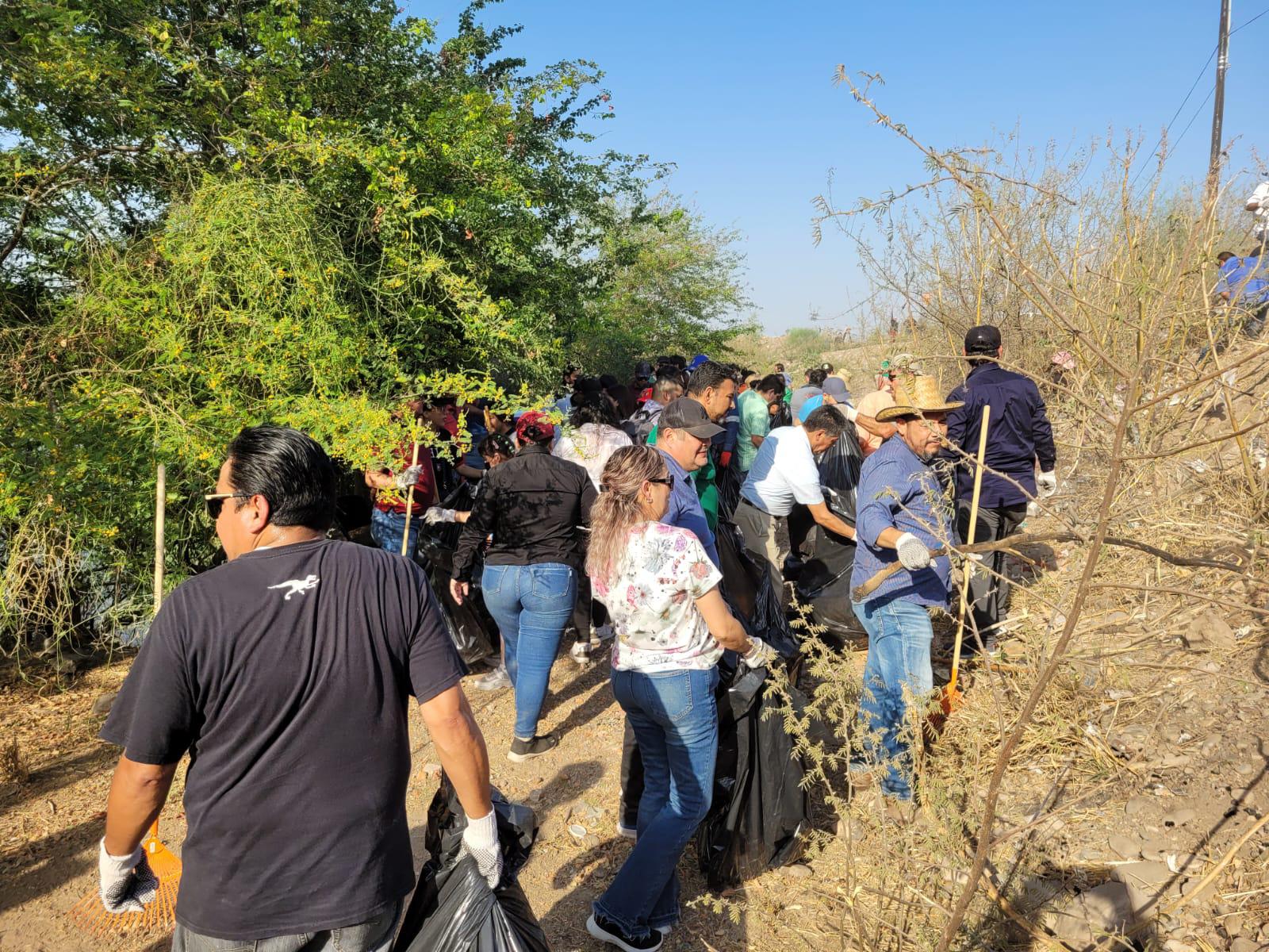 $!Limpieza del Río Culiacán, detrás del Congreso reúne a cientos de personas