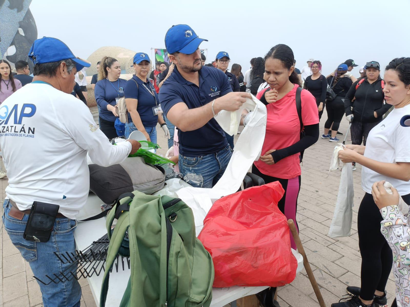 $!Sacan de las playas casi una tonelada de basura; evitan que colillas de cigarros contaminen