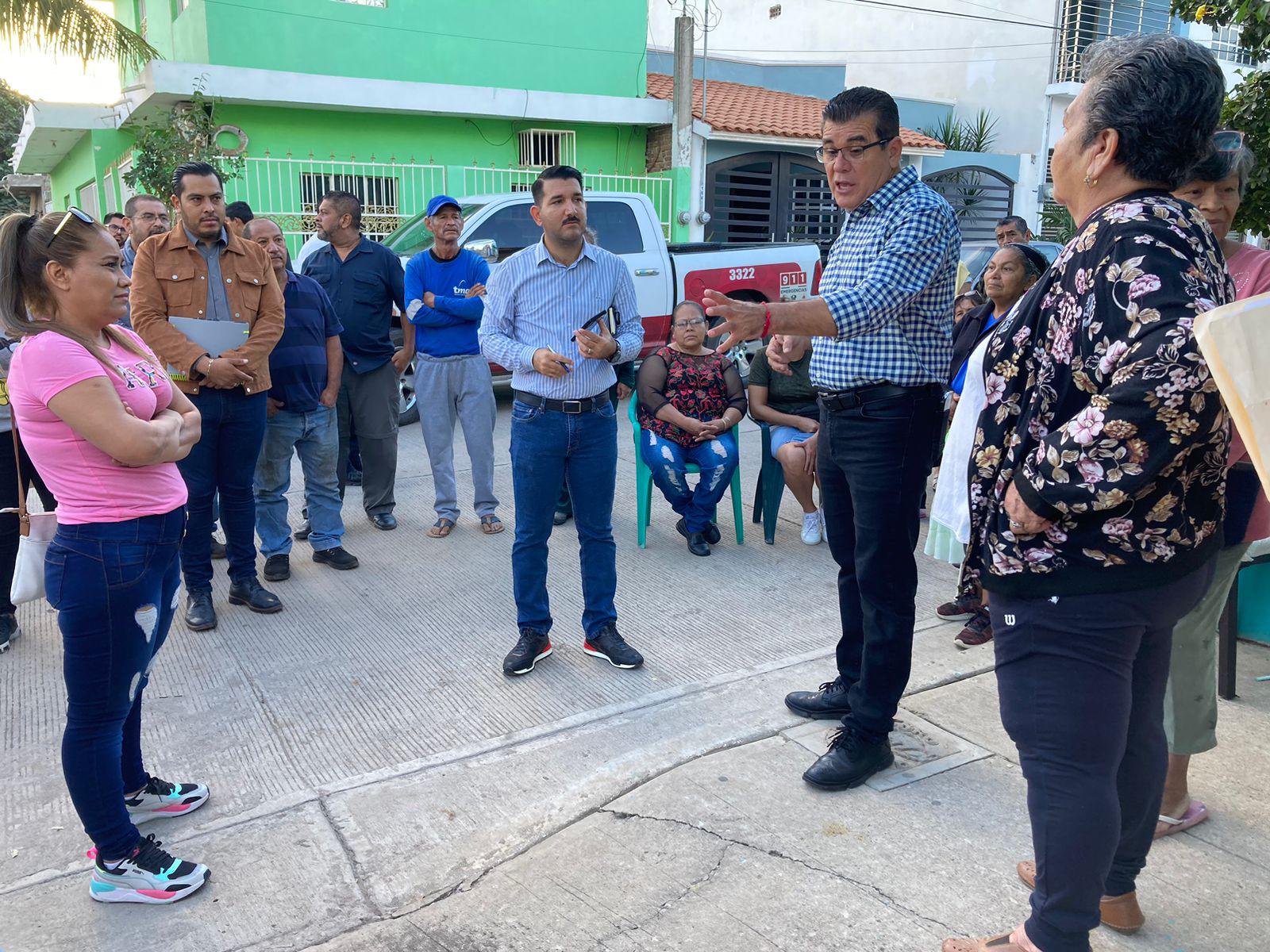 $!Piden al Alcalde atención a fugas, pavimentación y certeza jurídica en Vistas del Mar