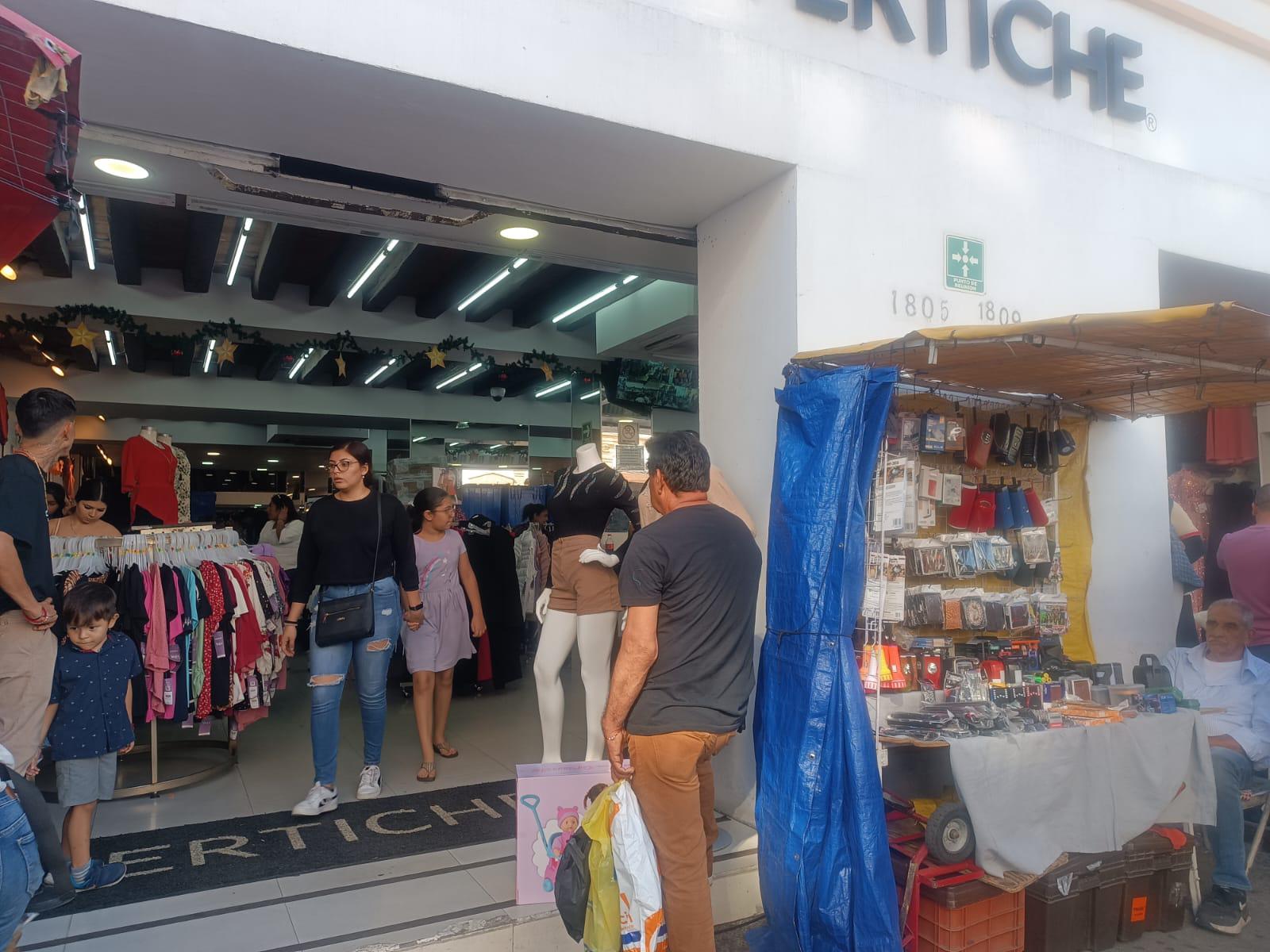 $!Realizan compras navideñas en el fin de semana previo a Nochebuena, en Mazatlán