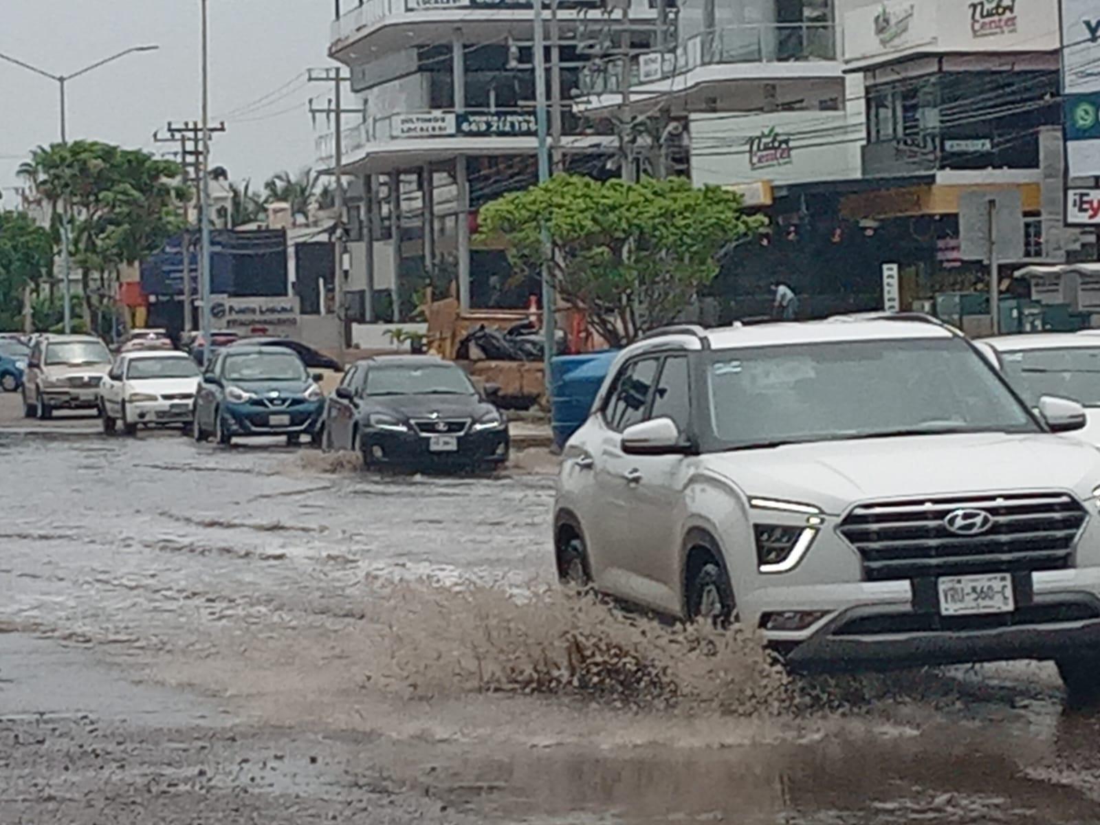 $!Provocan fuertes encharcamientos en algunas avenidas lluvias que cayeron durante las últimas horas en Mazatlán