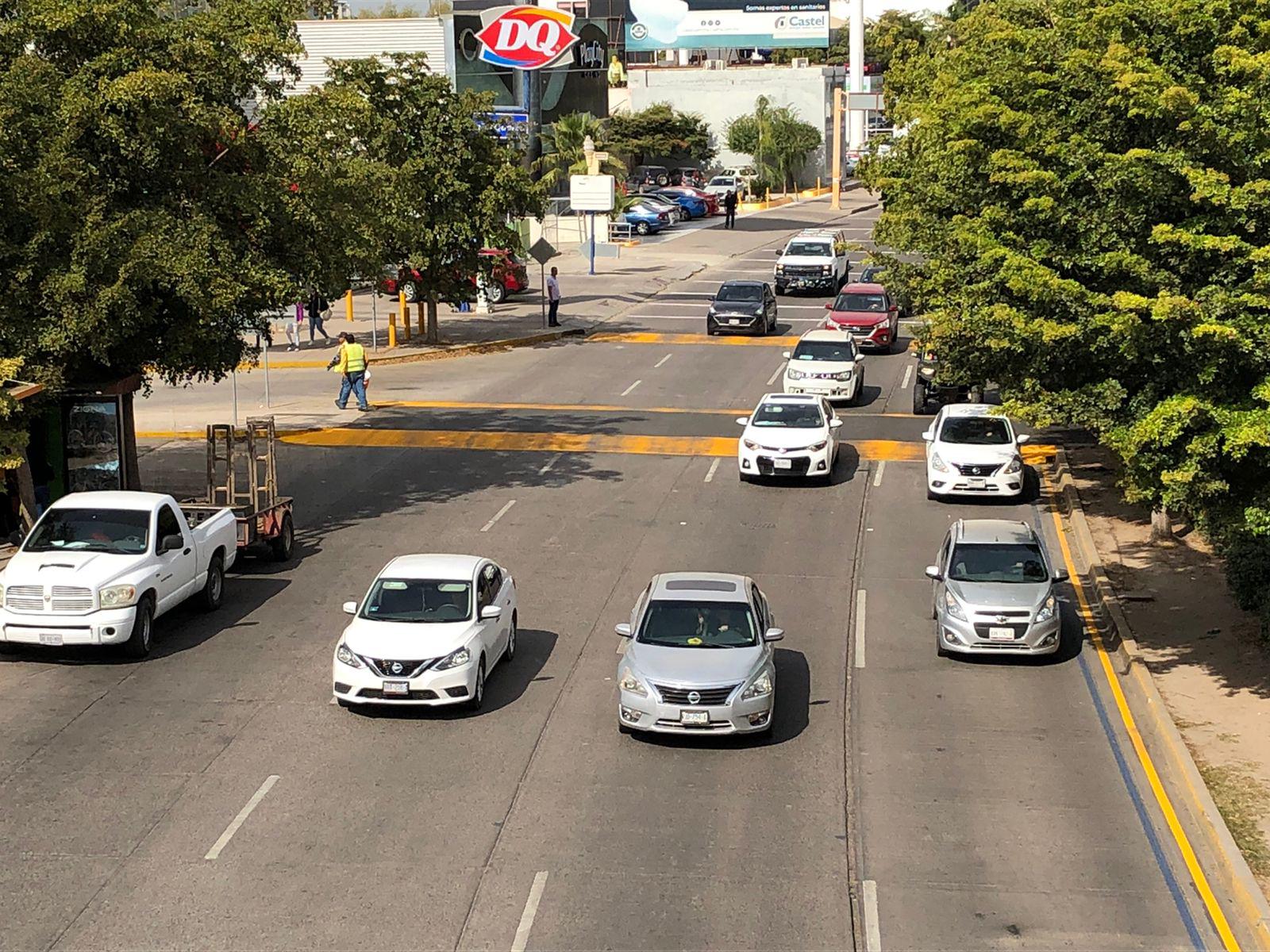 $!Tras decesos, instalan paso peatonal en crucero de Culiacán