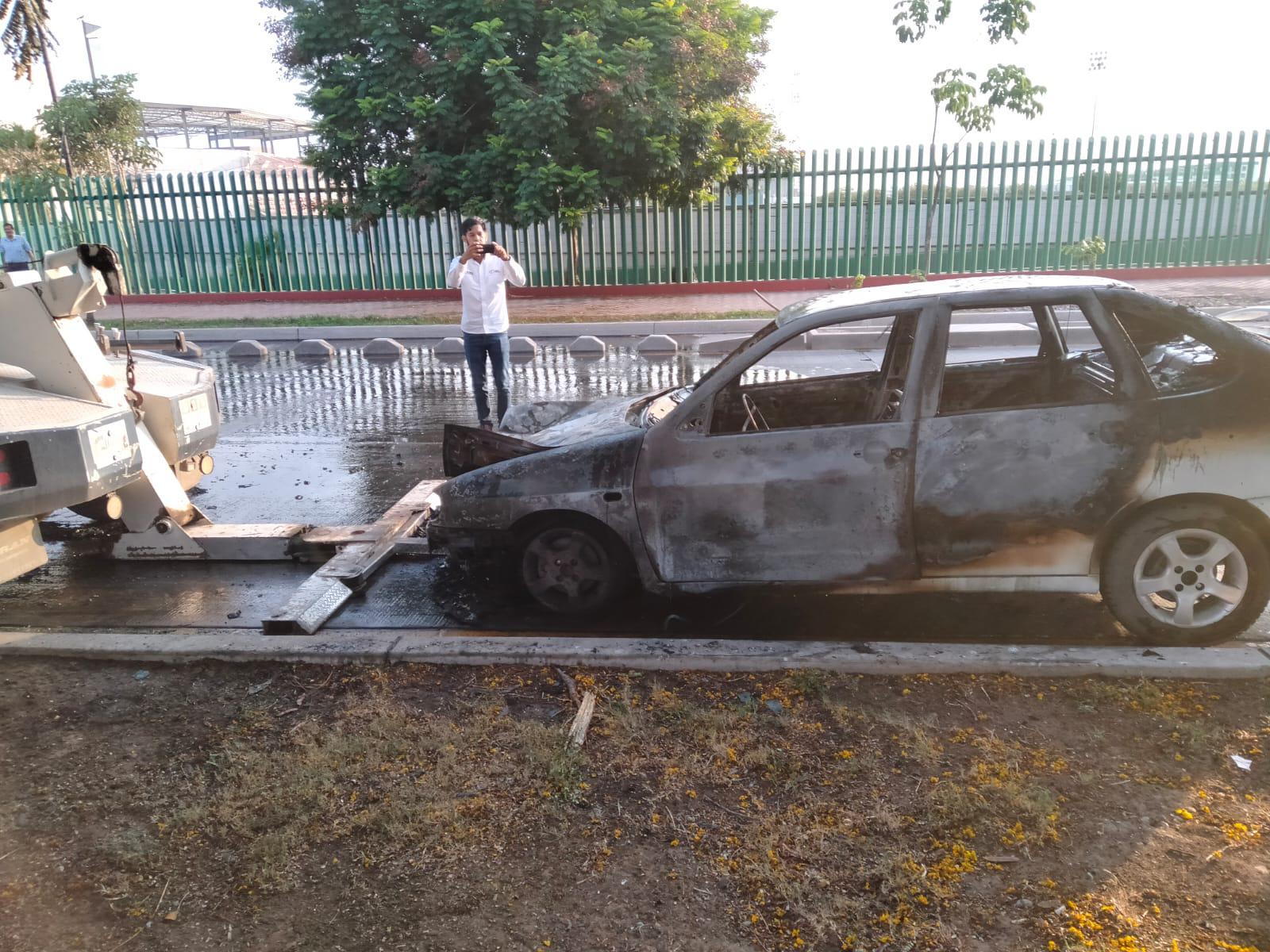 $!Se incendia vehículo cerca de la Central de Culiacán