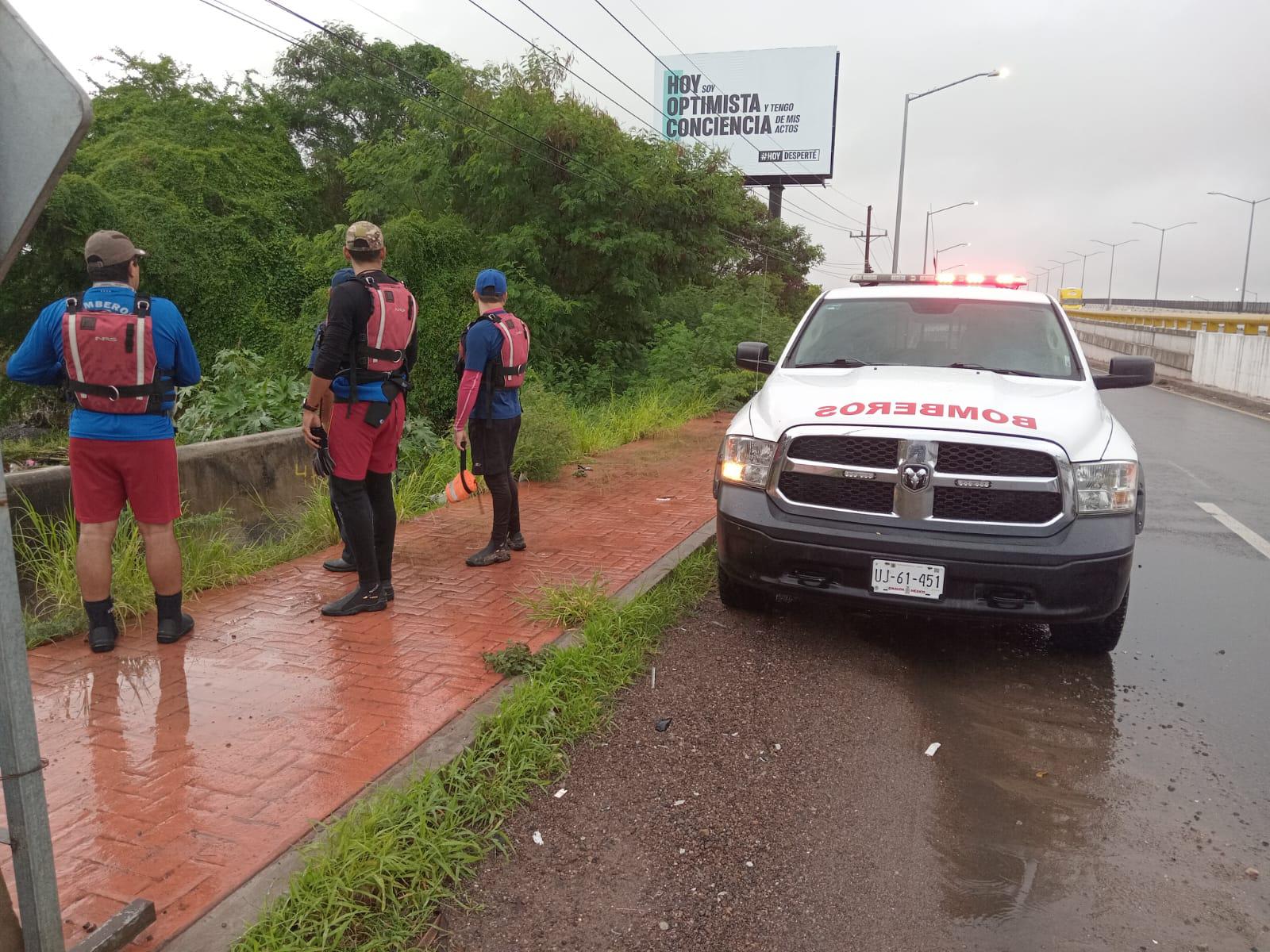 $!Durante las lluvias, una persona es arrastrada en canal en Culiacán