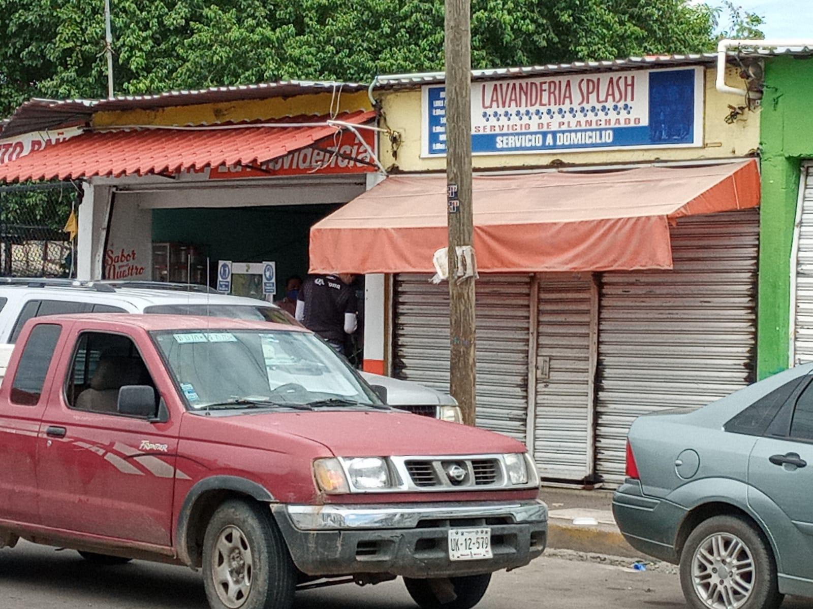 $!Sin agua, cierran lavanderías de Mazatlán, pero otras abren para regresar la ropa que les dejaron el fin de semana