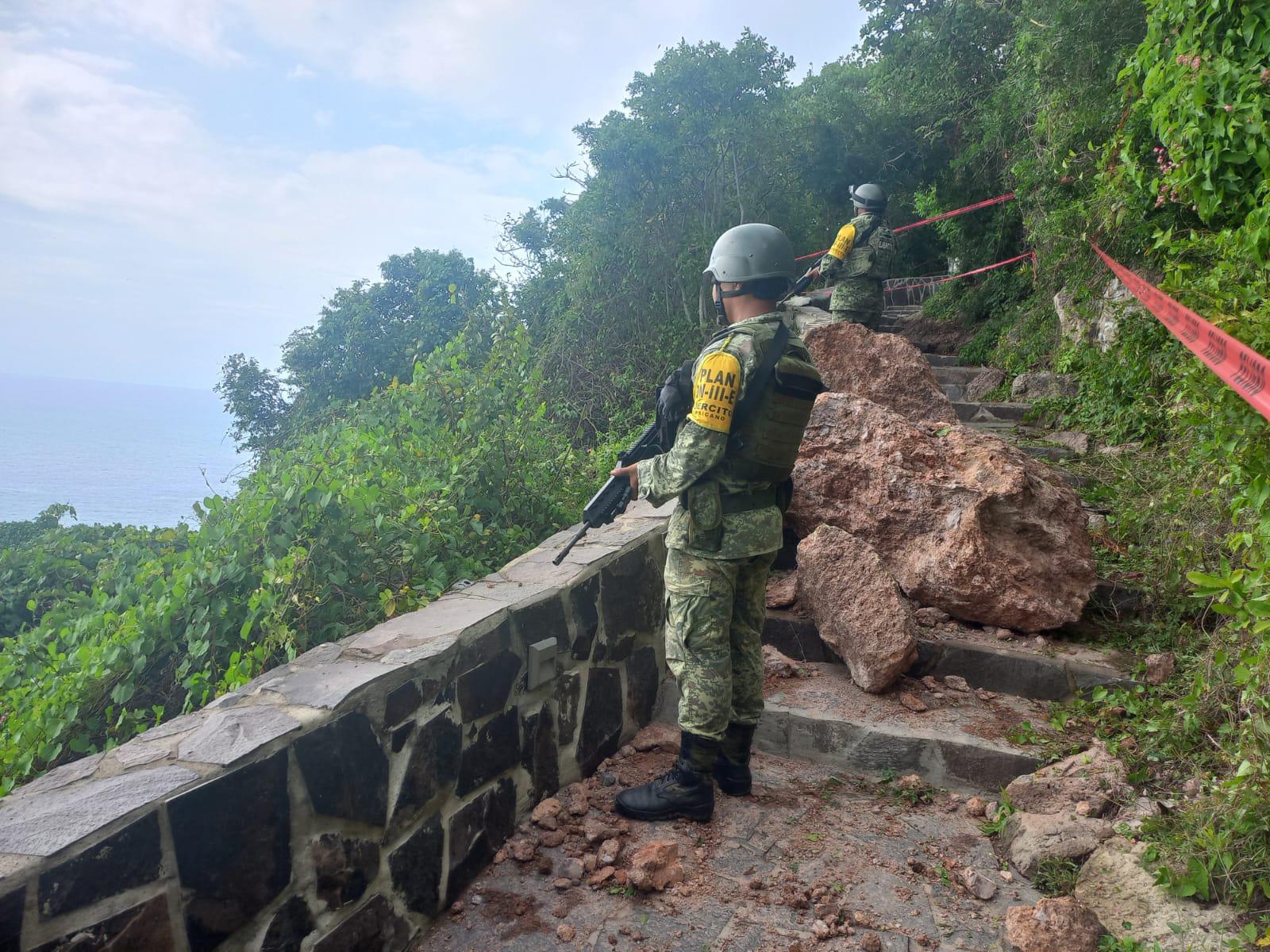 $!Remueve Ejército las piedras que cayeron en los escalones del faro