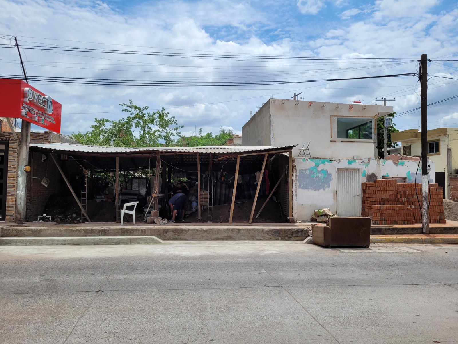 $!Don Ernesto es apoyado por el Ayuntamiento para reconstruir su barda, tras publicación de Noroeste