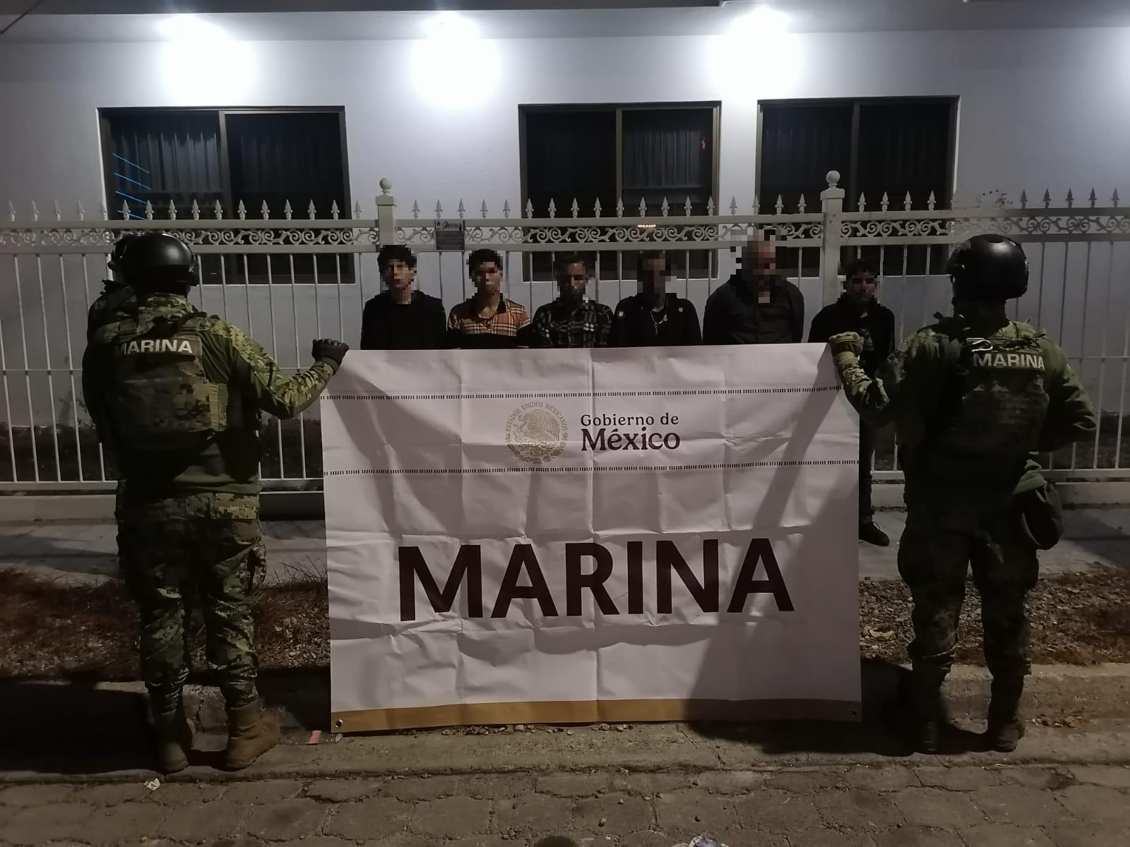 $!Marina detiene a 6 civiles por narcomenudeo en Culiacán