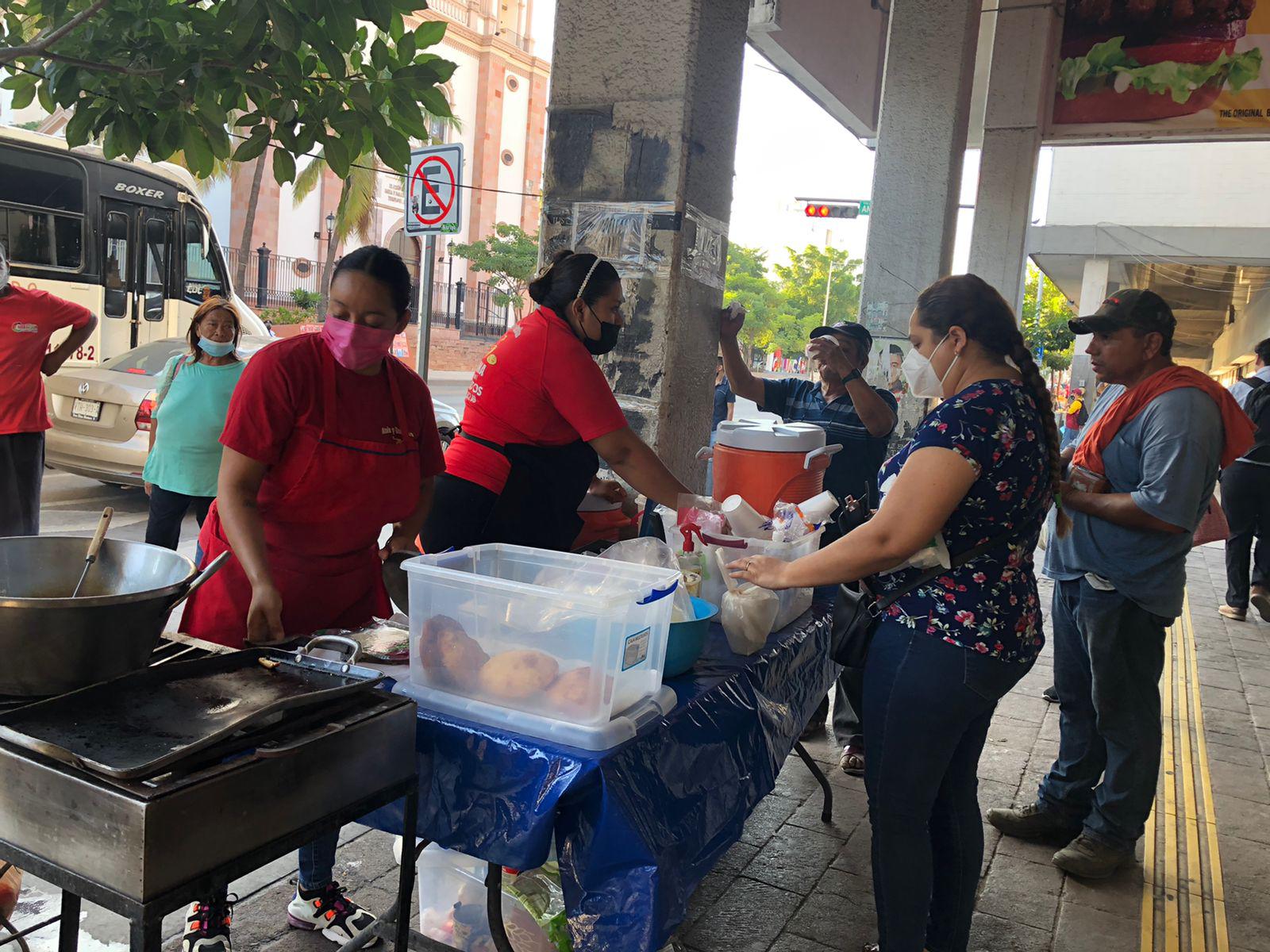 $!Junto con el frío, vuelven los puestos de chocolate, atole y gorditas al centro de Culiacán