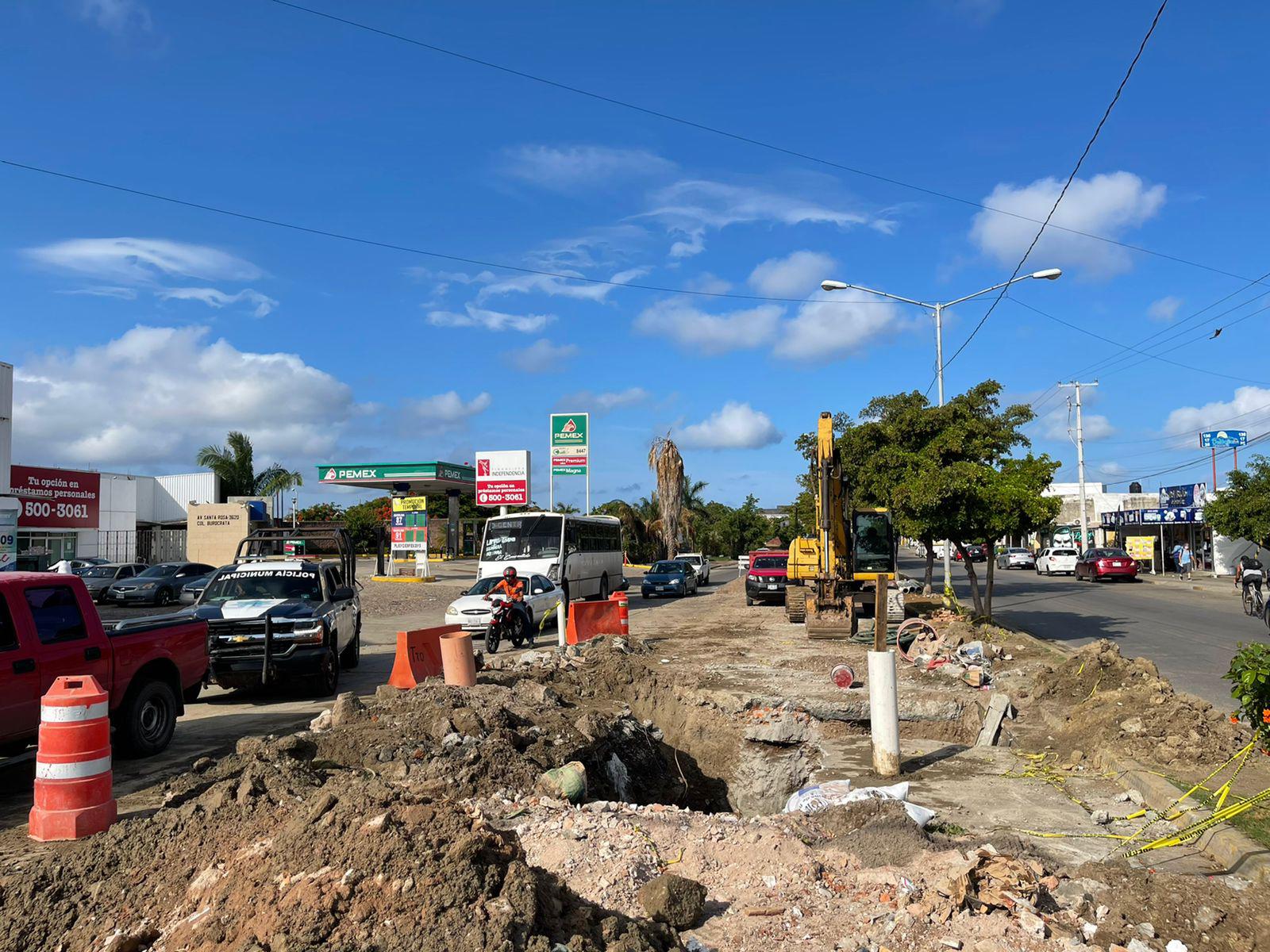 $!Se reanuda el suministro de agua a colonias aledañas a la avenida Santa Rosa en Mazatlán