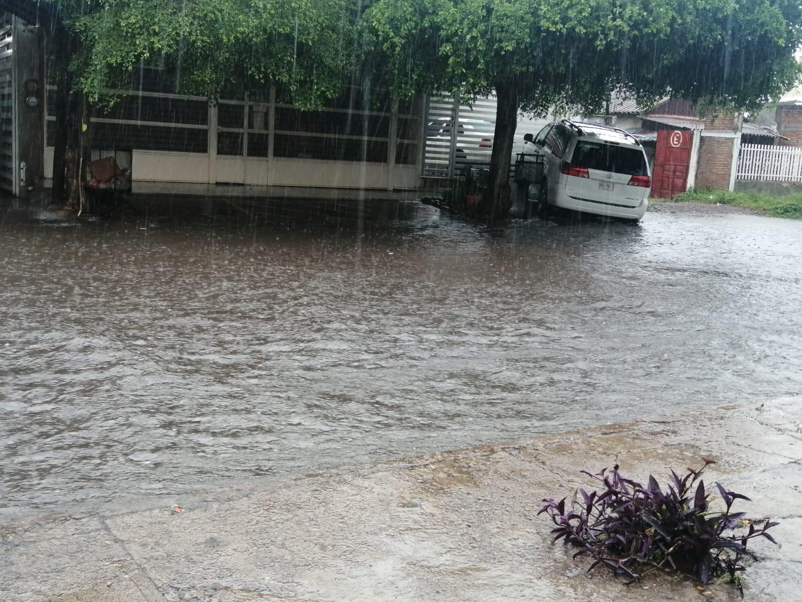 $!Lluvia torrencial en Culiacán provoca daños: hay autos arrastrados y personas varadas