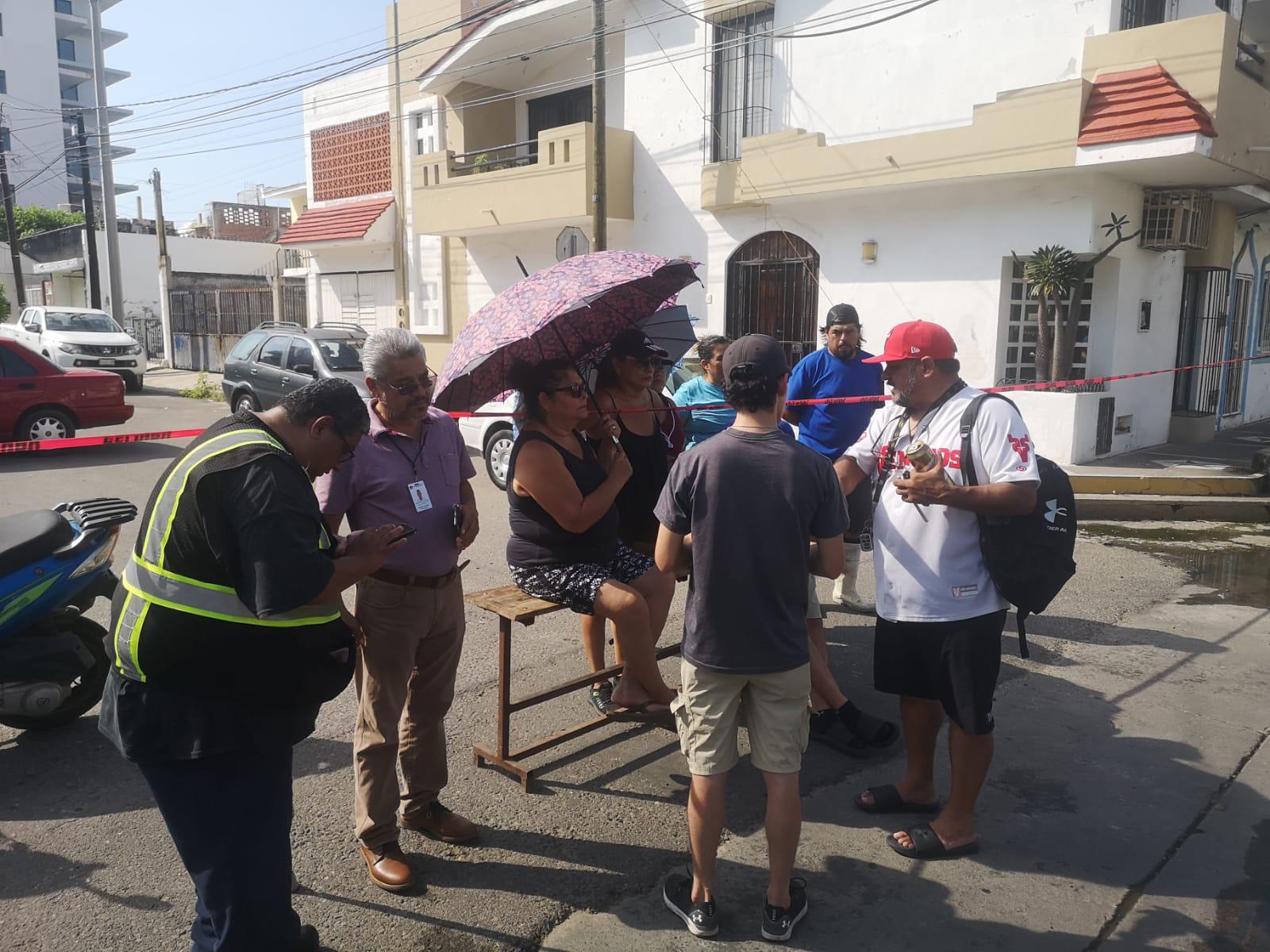 $!Bloquean crucero en el Centro de Mazatlán por baches y fuga de drenaje
