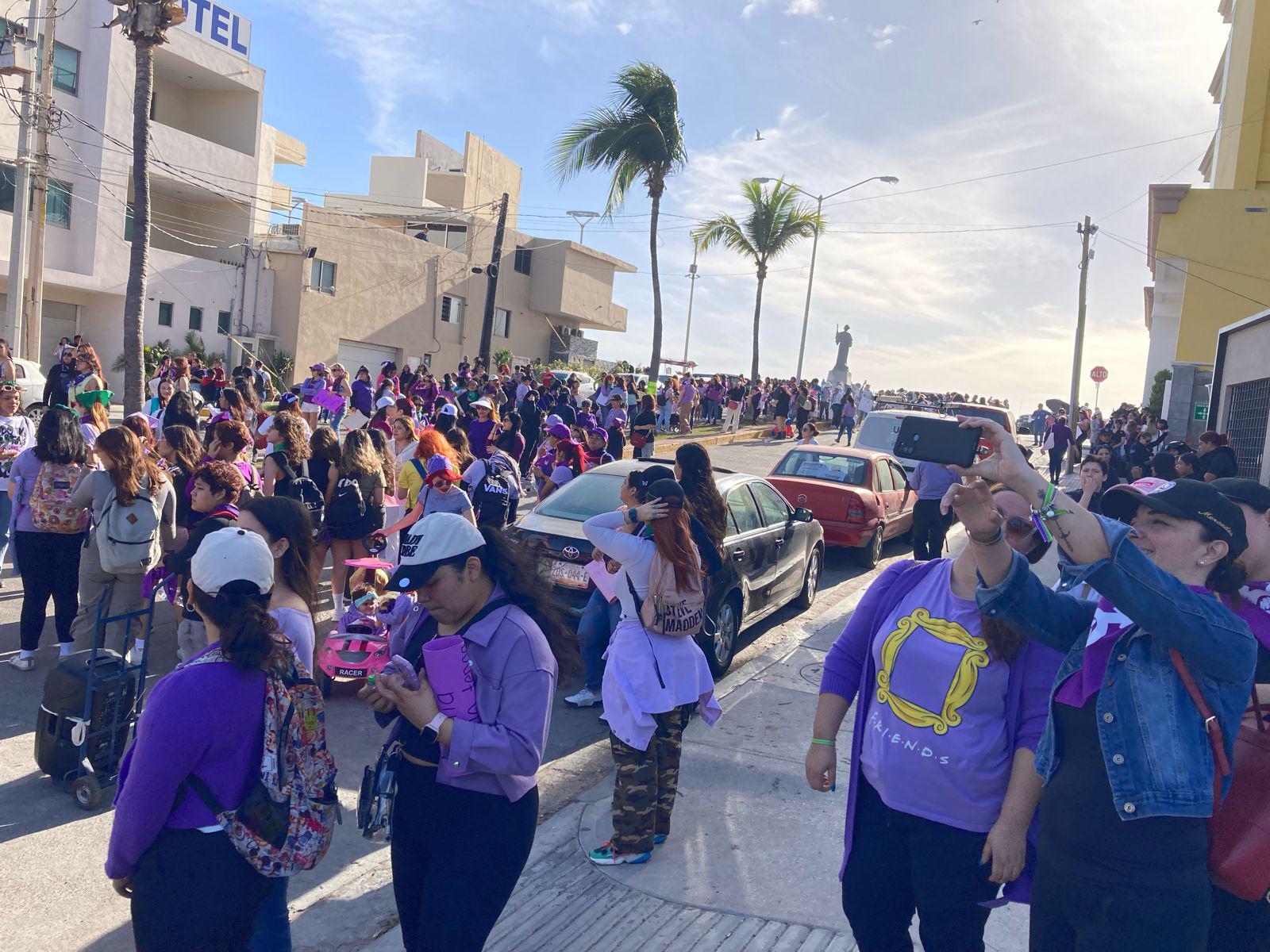 $!‘Mujer escucha, esta es tu lucha’; inicia la Marcha 8M por el malecón de Mazatlán