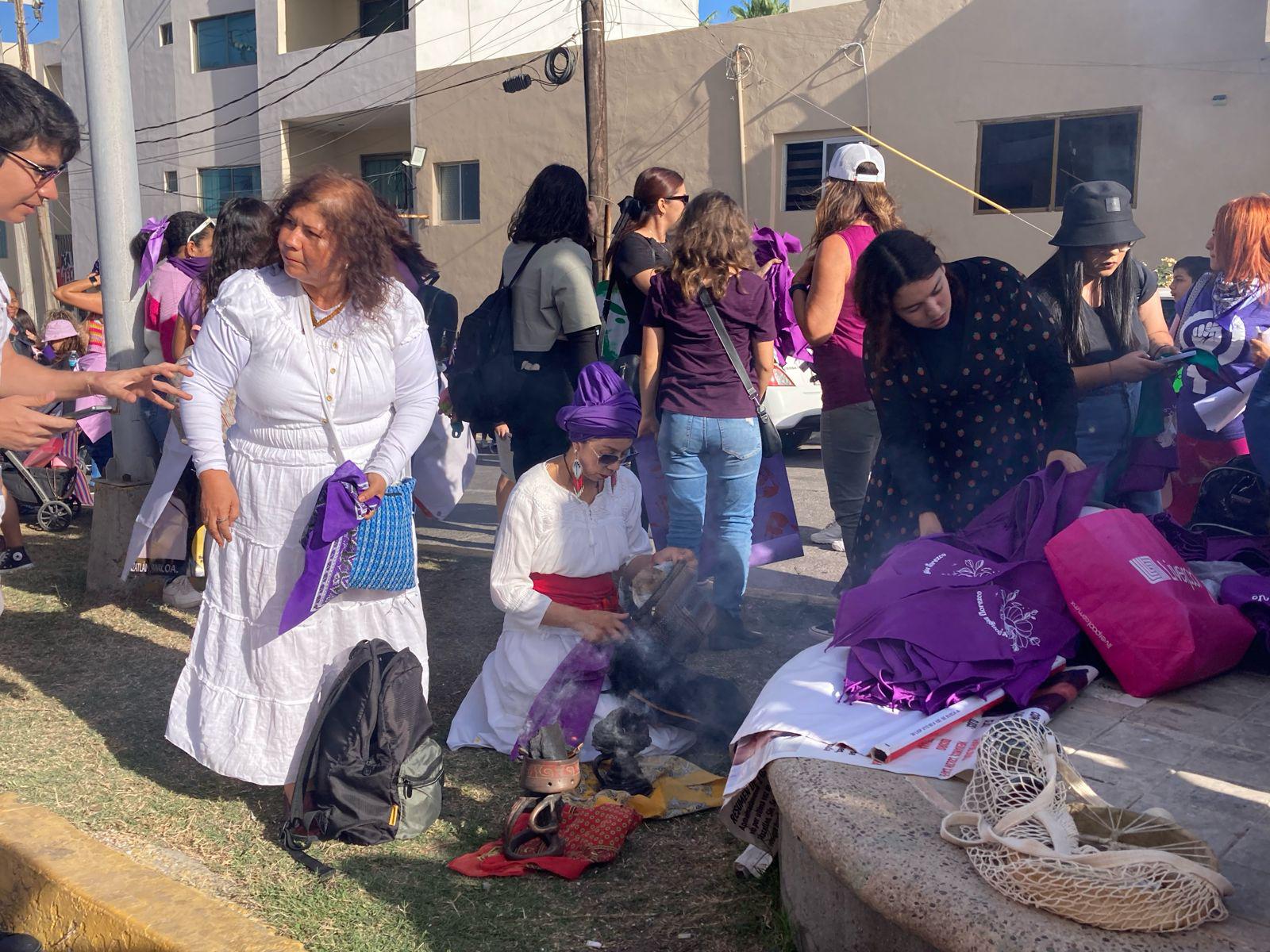 $!‘Mujer escucha, esta es tu lucha’; inicia la Marcha 8M por el malecón de Mazatlán