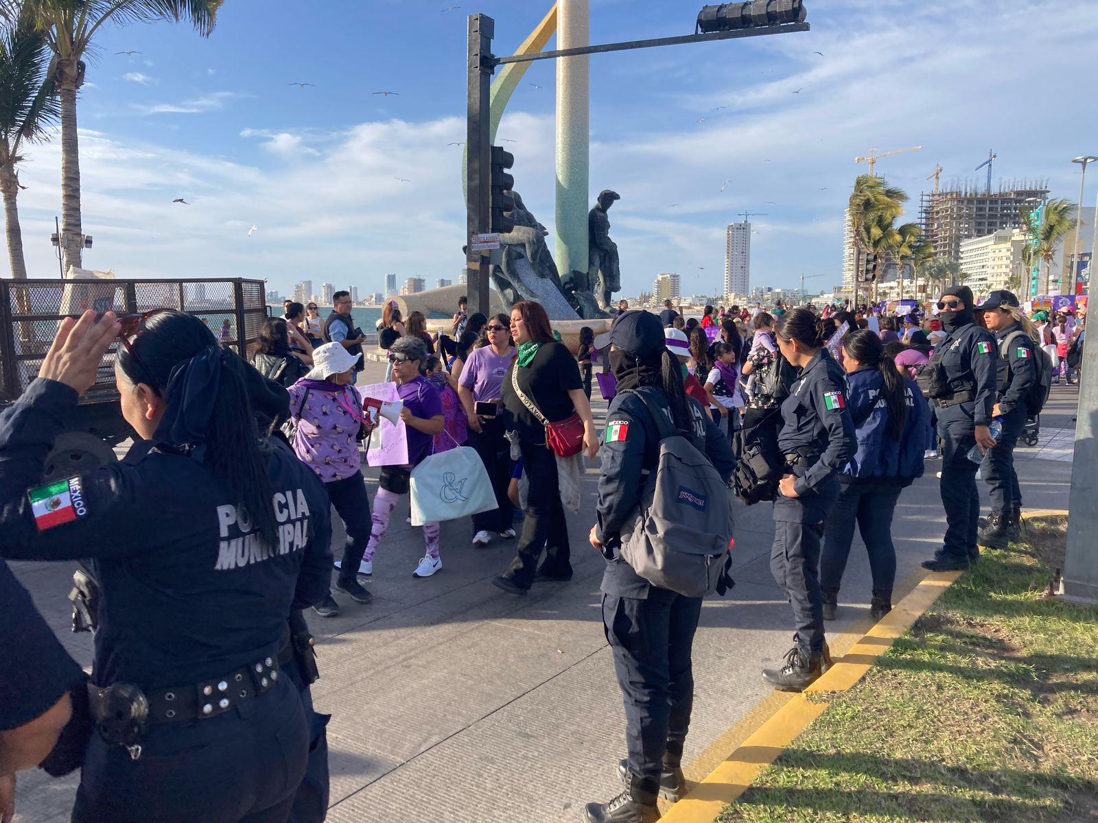 $!‘Mujer escucha, esta es tu lucha’; inicia la Marcha 8M por el malecón de Mazatlán