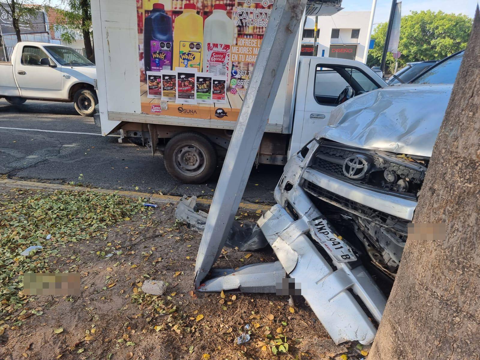 $!Chocan cuatro vehículos por el bulevar Zapata, en Culiacán