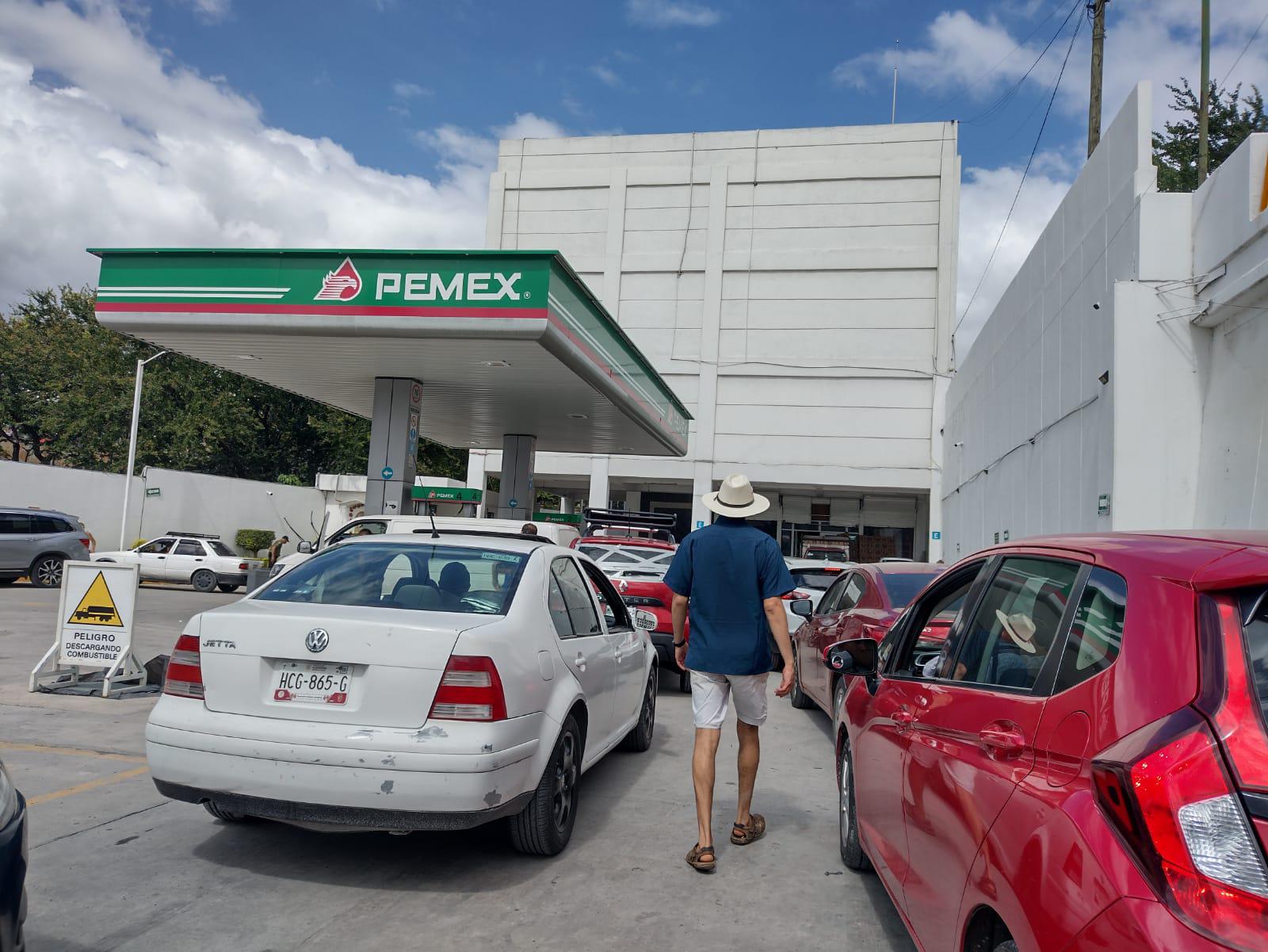 $!Largas filas en las gasolinerías de Chilpancingo este lunes 30 de octubre.