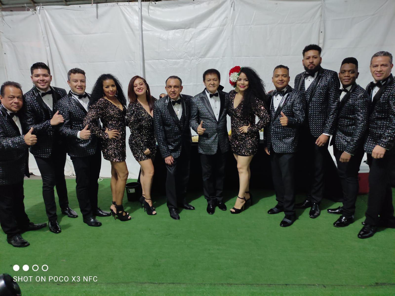 $!Bailan sinaloenses al ritmo colombiano de La Internacional Sonora Dinamita en Culiacán