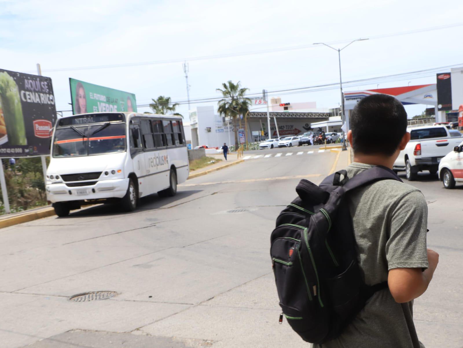 $!Frente a la Secundaria General 6, y la curva de Avenida Santa Rosa, es una zona vial sin ley