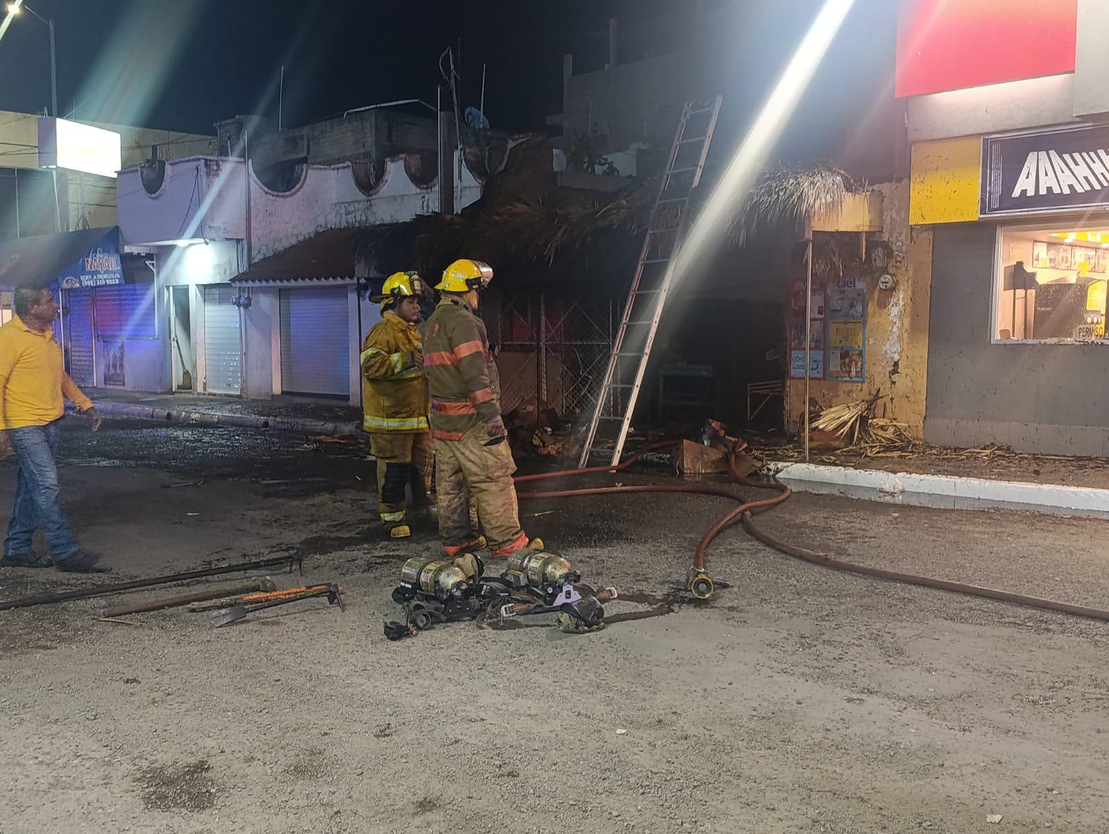 $!Se incendia techo de palma de una frutería en Escuinapa