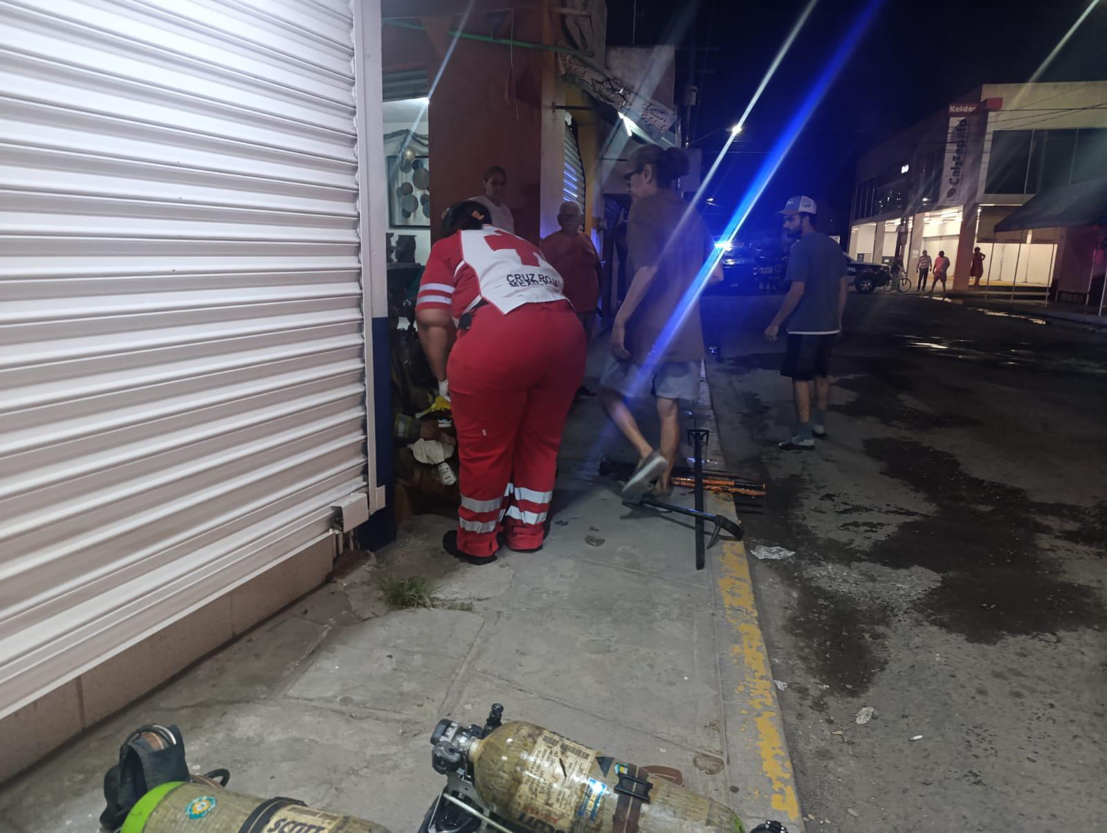 $!Se incendia techo de palma de una frutería en Escuinapa