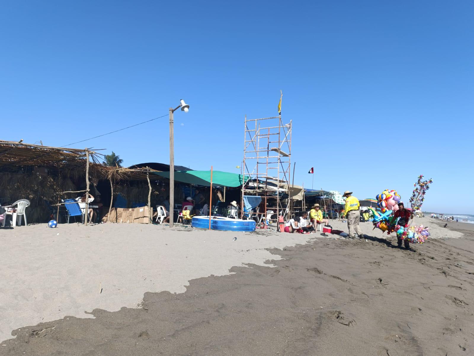 $!Rescatan a una menor en la playa en las Fiestas del Mar de Las Cabras