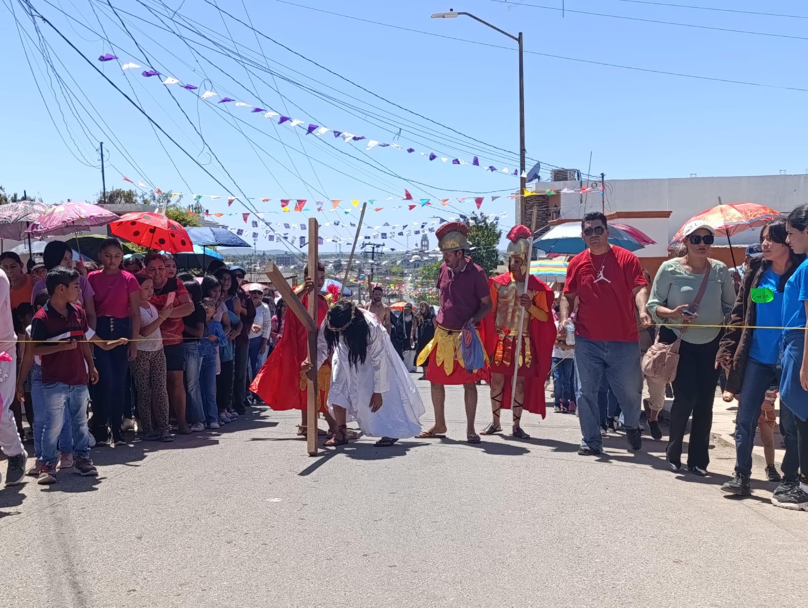 $!Con fervor recrean Viacrucis viviente en Escuinapa