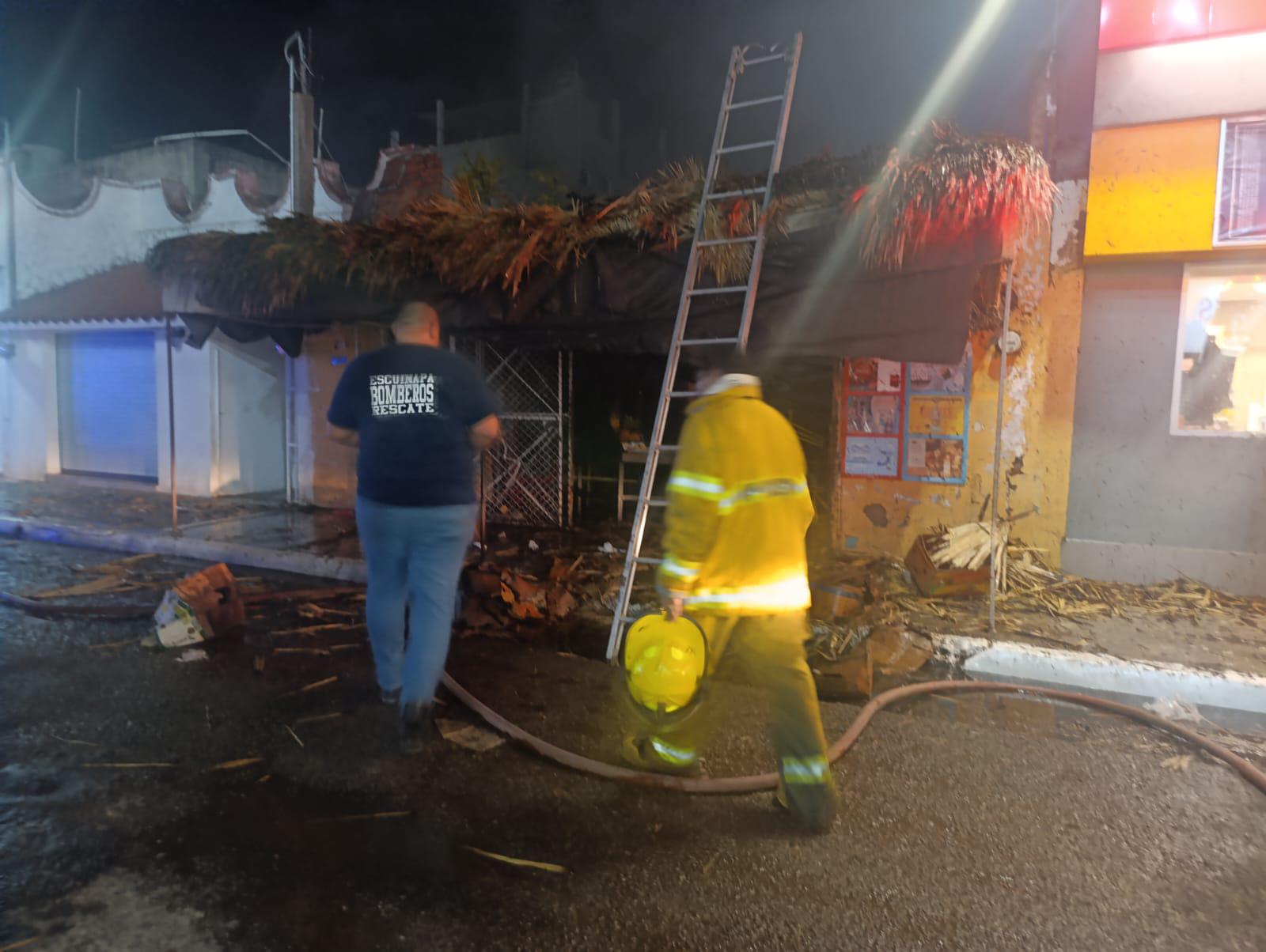 $!Incendio en frutería arrasó con el patrimonio de una familia en Escuinapa