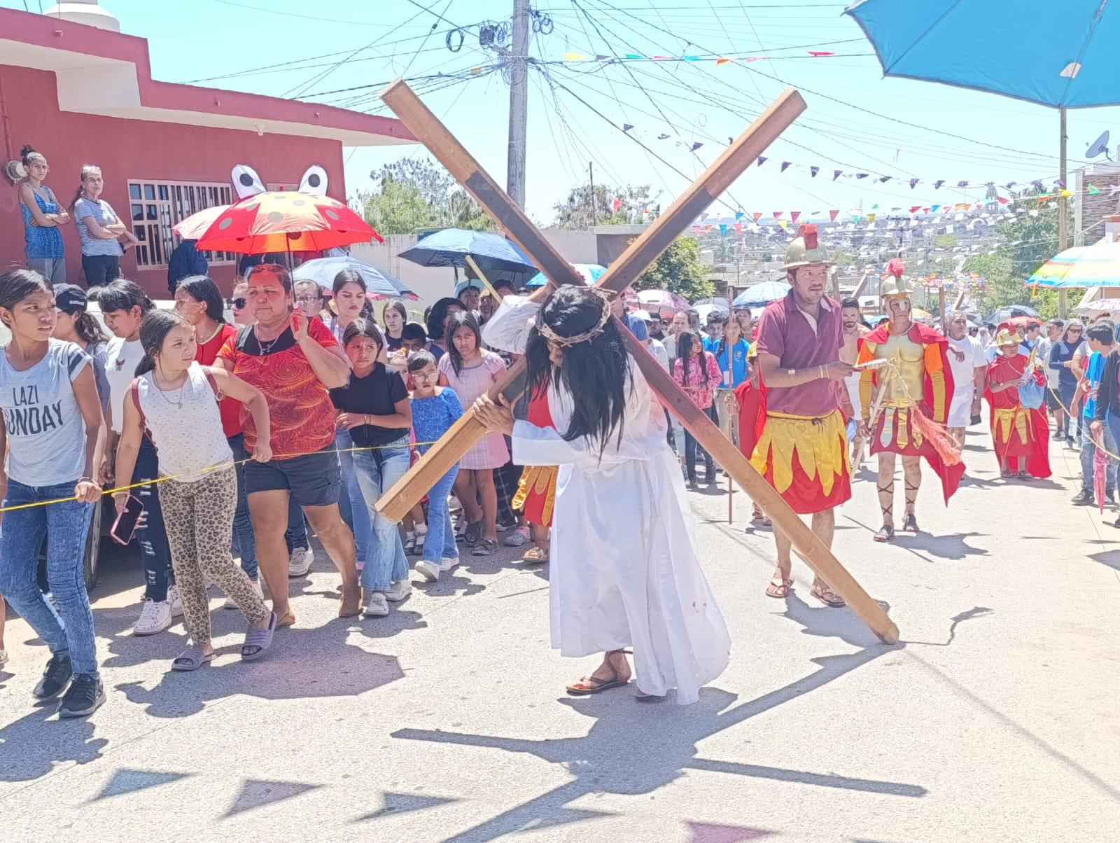 $!Con fervor recrean Viacrucis viviente en Escuinapa