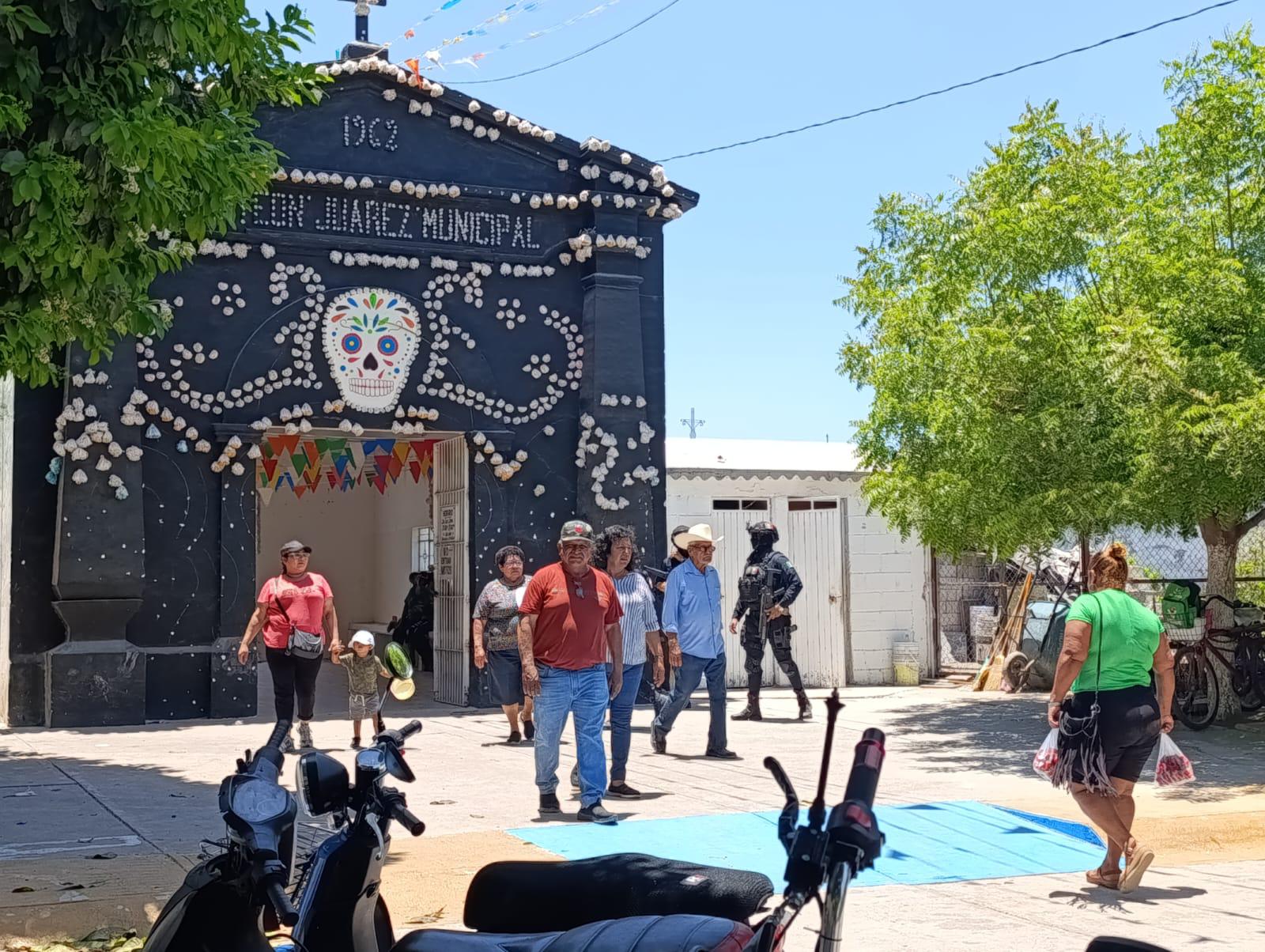 $!Llenan de colores panteones en Escuinapa al celebrar a las mamás