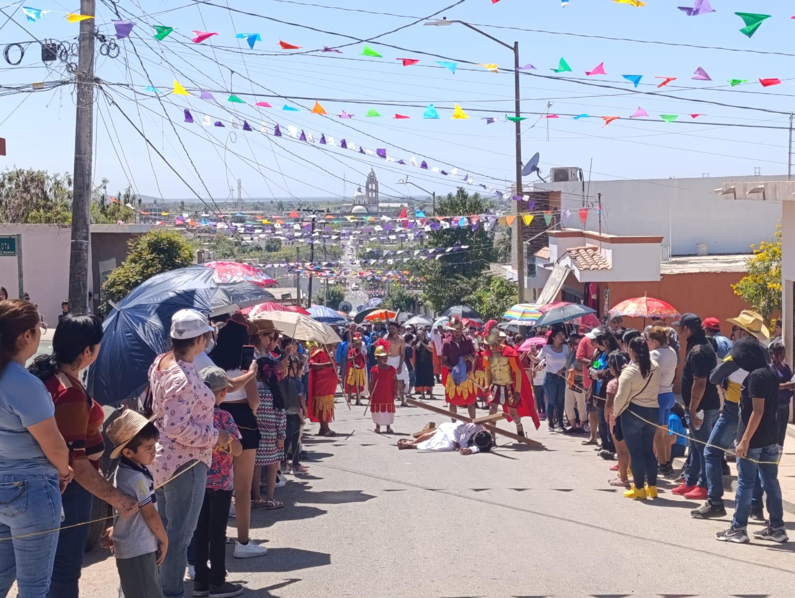 $!Con fervor recrean Viacrucis viviente en Escuinapa