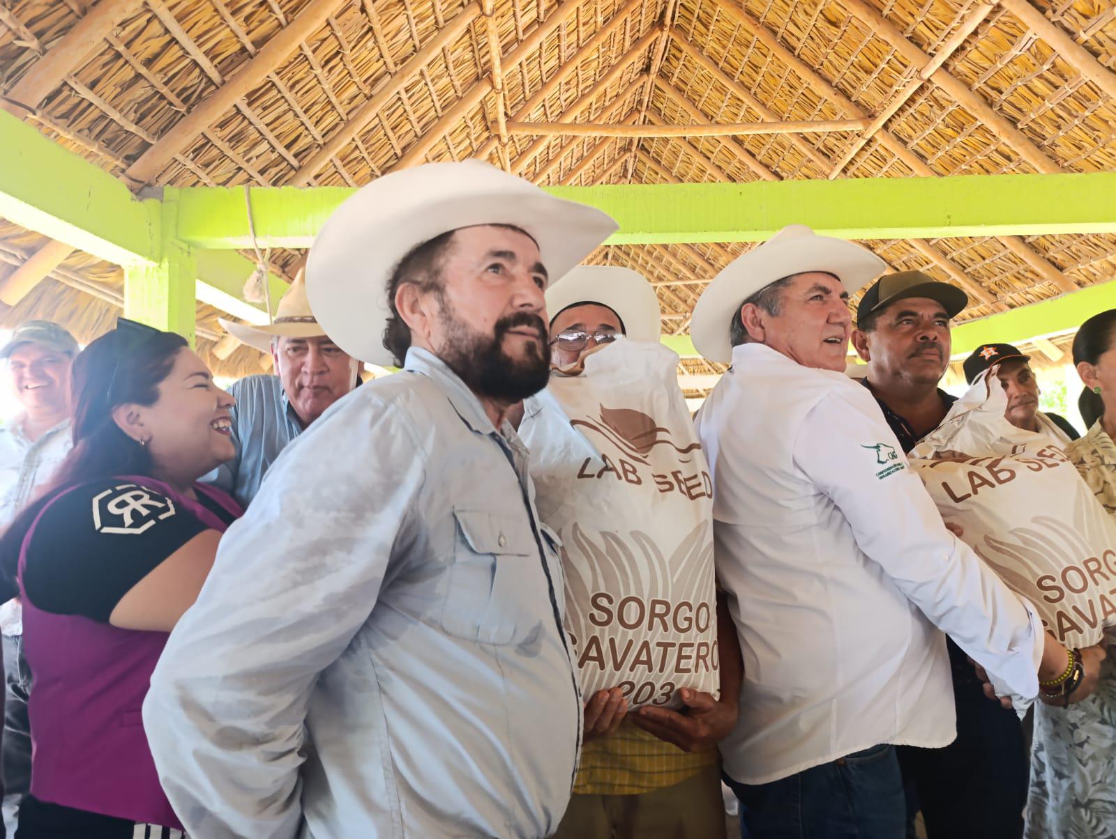 $!Reciben productores y ganaderos de Escuinapa 700 semillas de sorgo