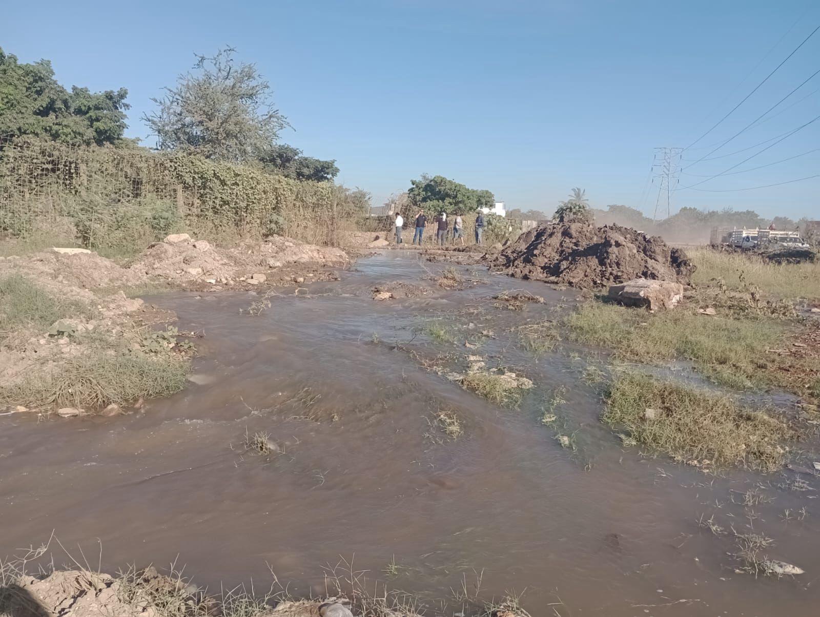 $!Constructora rompe tubería y deja sin agua a más de 40 colonias al norte de Mazatlán; hay un detenido