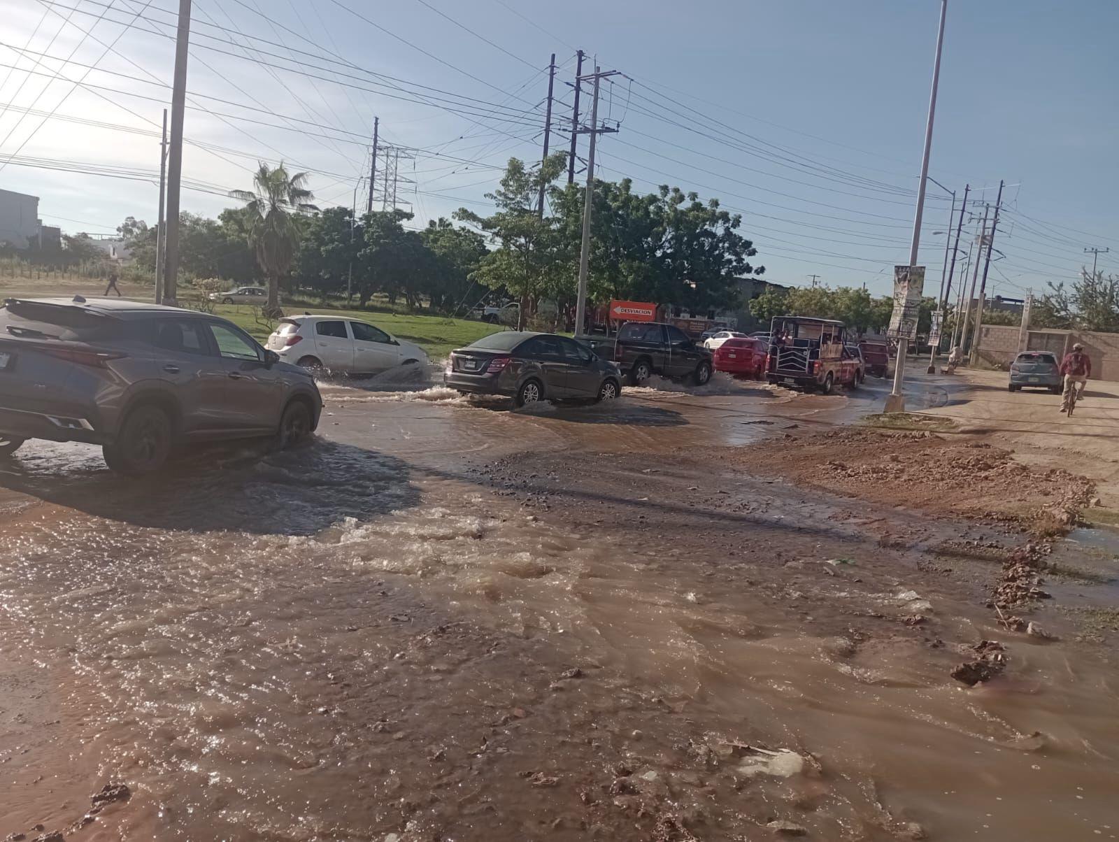 $!Constructora rompe tubería y deja sin agua a más de 40 colonias al norte de Mazatlán; hay un detenido