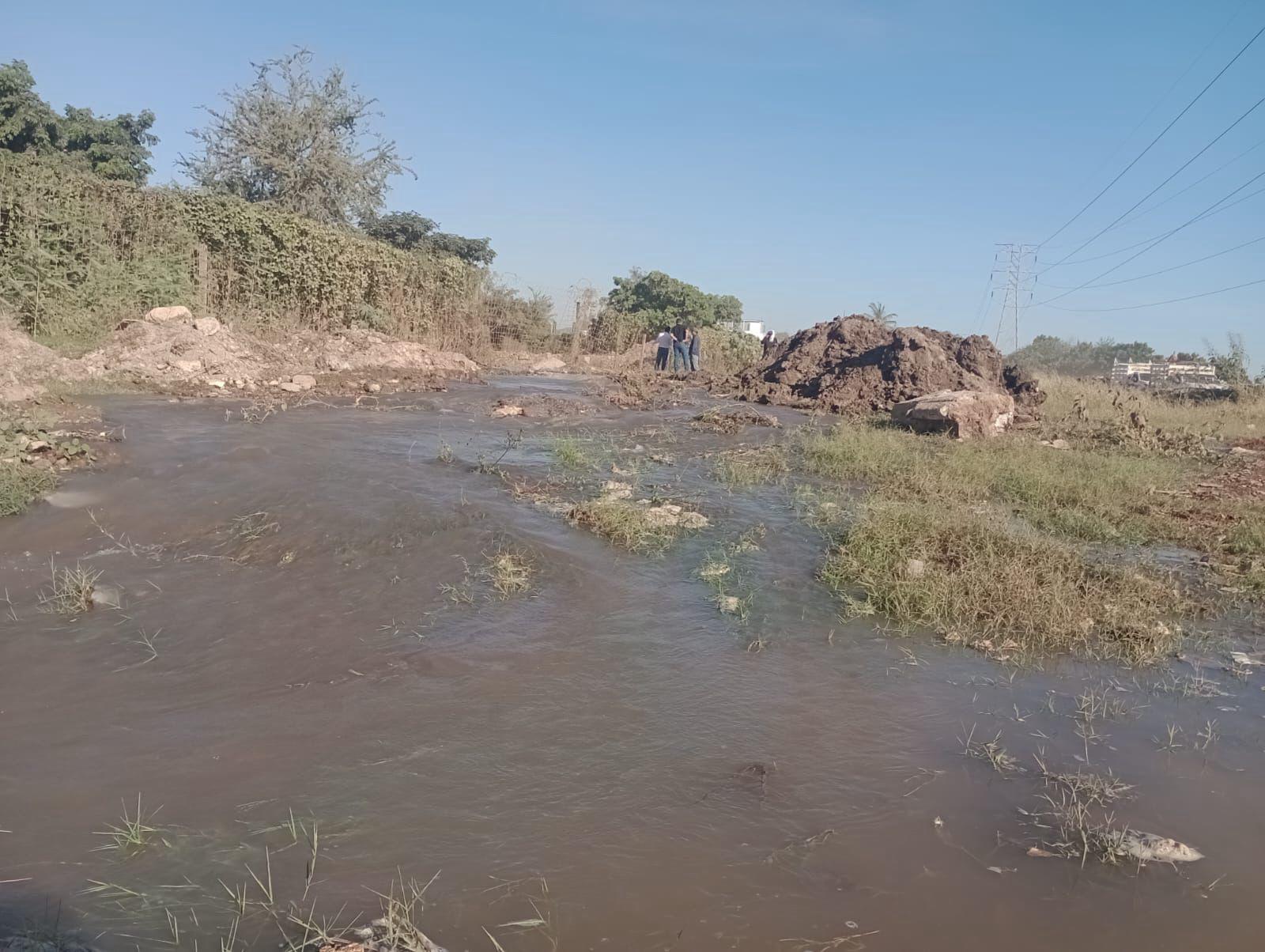 $!Constructora rompe tubería y deja sin agua a más de 40 colonias al norte de Mazatlán; hay un detenido