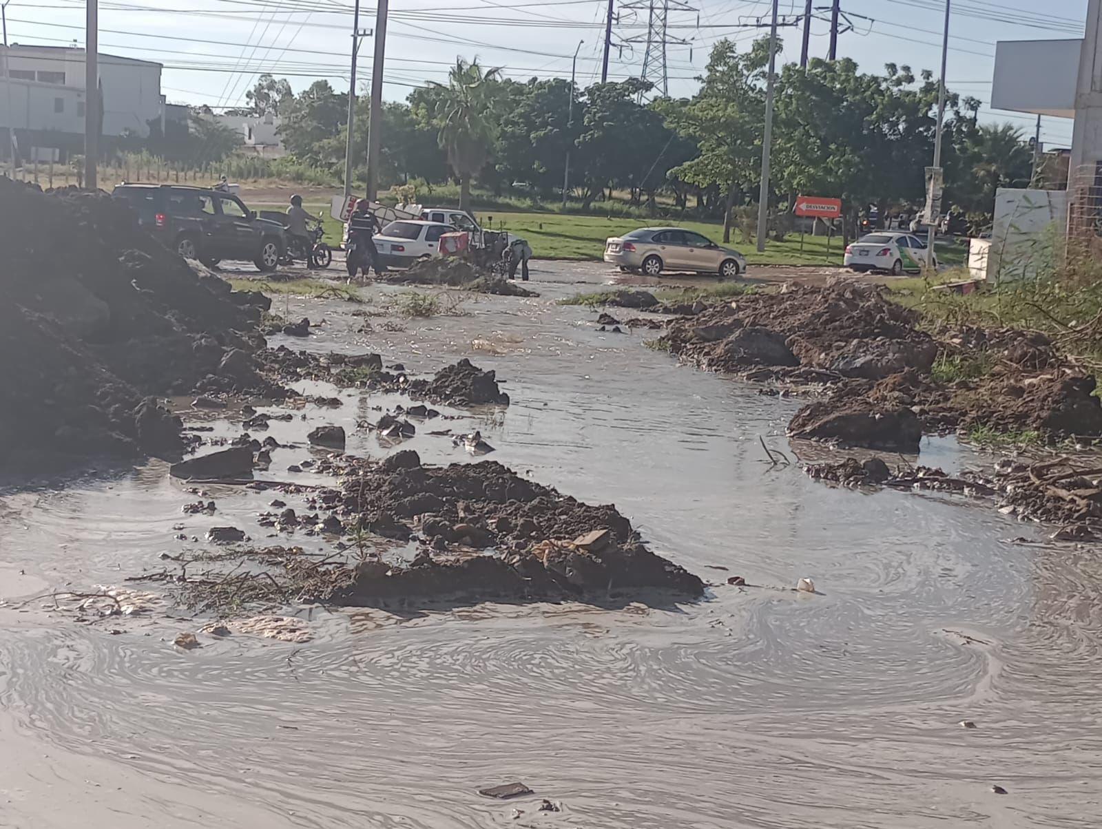 $!Constructora rompe tubería y deja sin agua a más de 40 colonias al norte de Mazatlán; hay un detenido