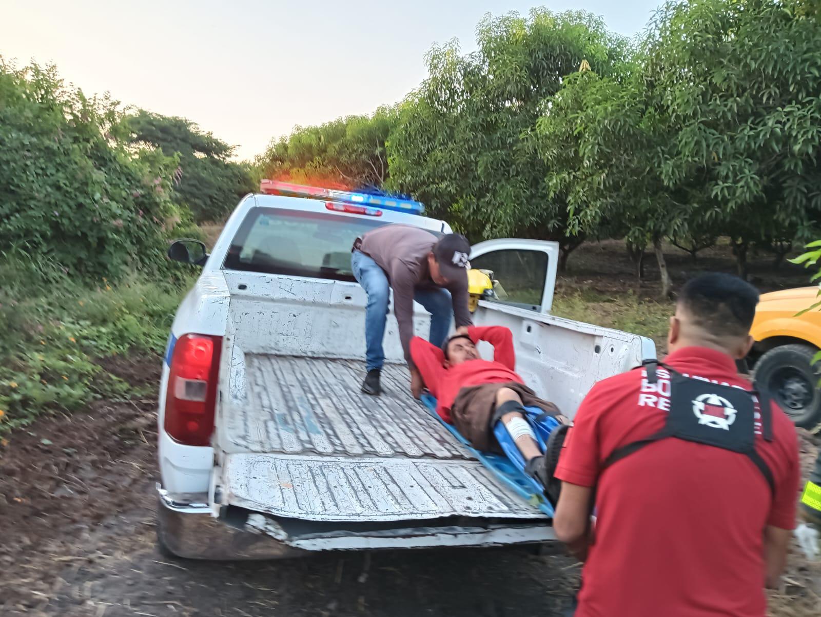 $!Volcadura deja al menos 40 jornaleros agrícolas lesionados en Escuinapa