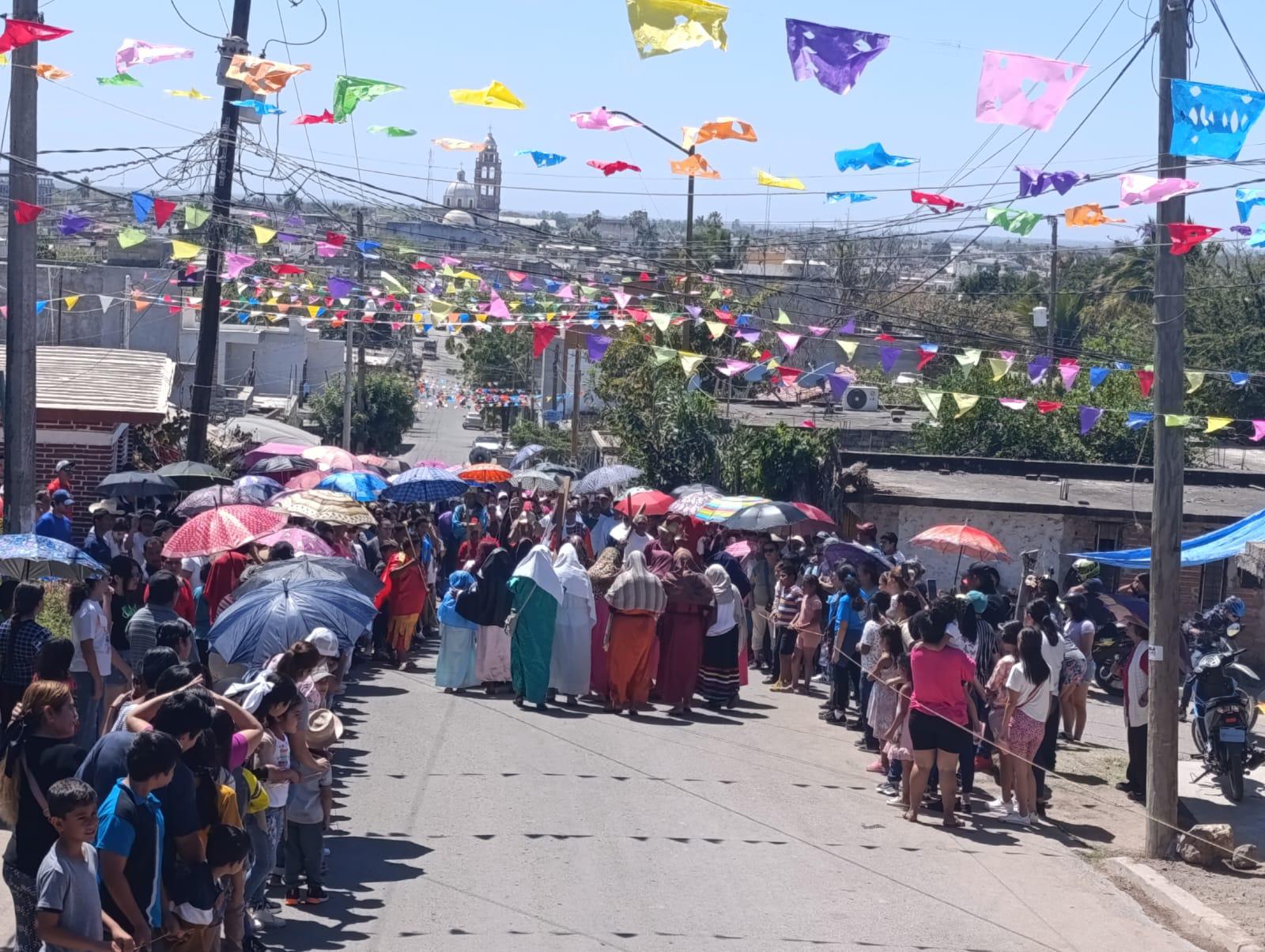 $!Con fervor recrean Viacrucis viviente en Escuinapa