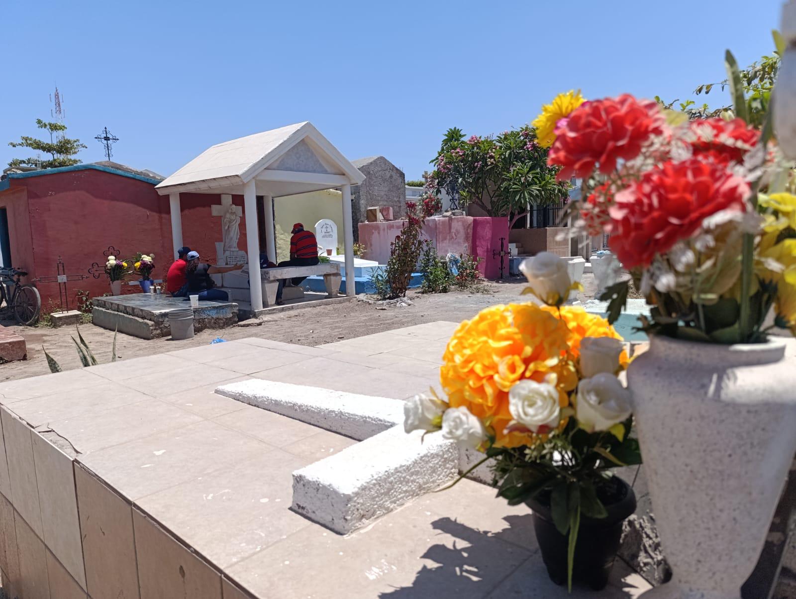 $!Llenan de colores panteones en Escuinapa al celebrar a las mamás