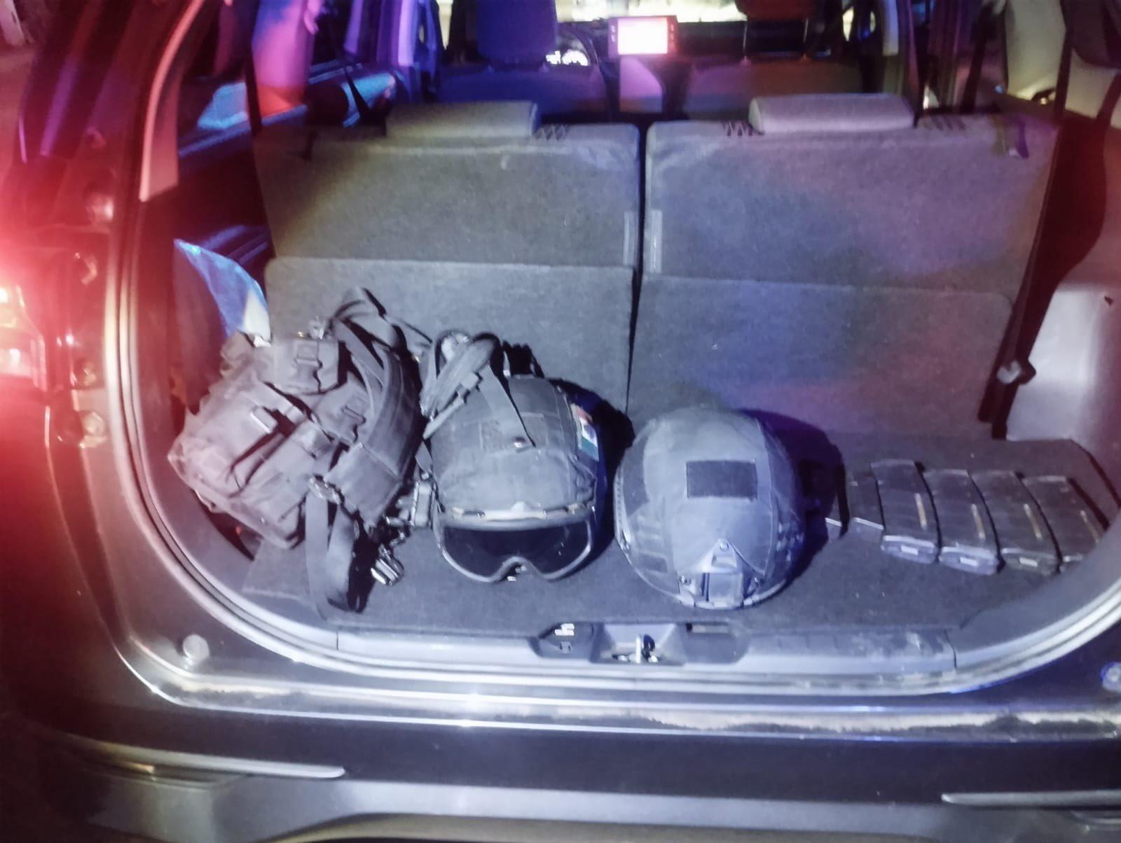 $!Aseguran en Culiacán vehículo con sistema para arrojar ponchallantas y camioneta con armas