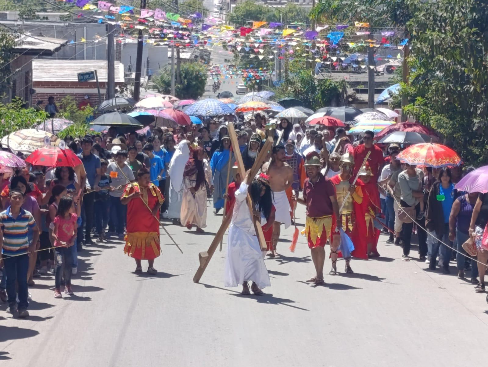 $!Con fervor recrean Viacrucis viviente en Escuinapa