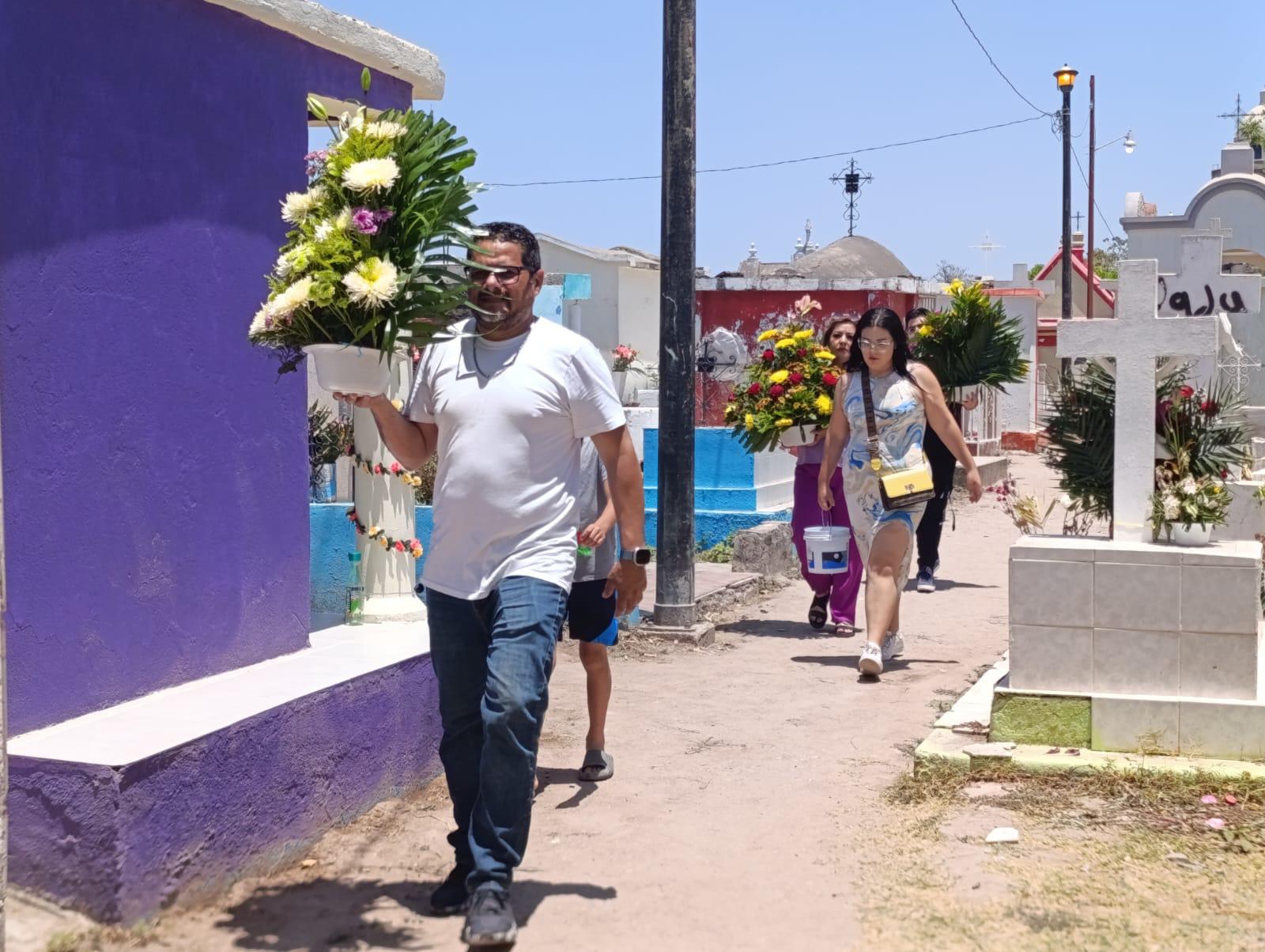 $!Llenan de colores panteones en Escuinapa al celebrar a las mamás