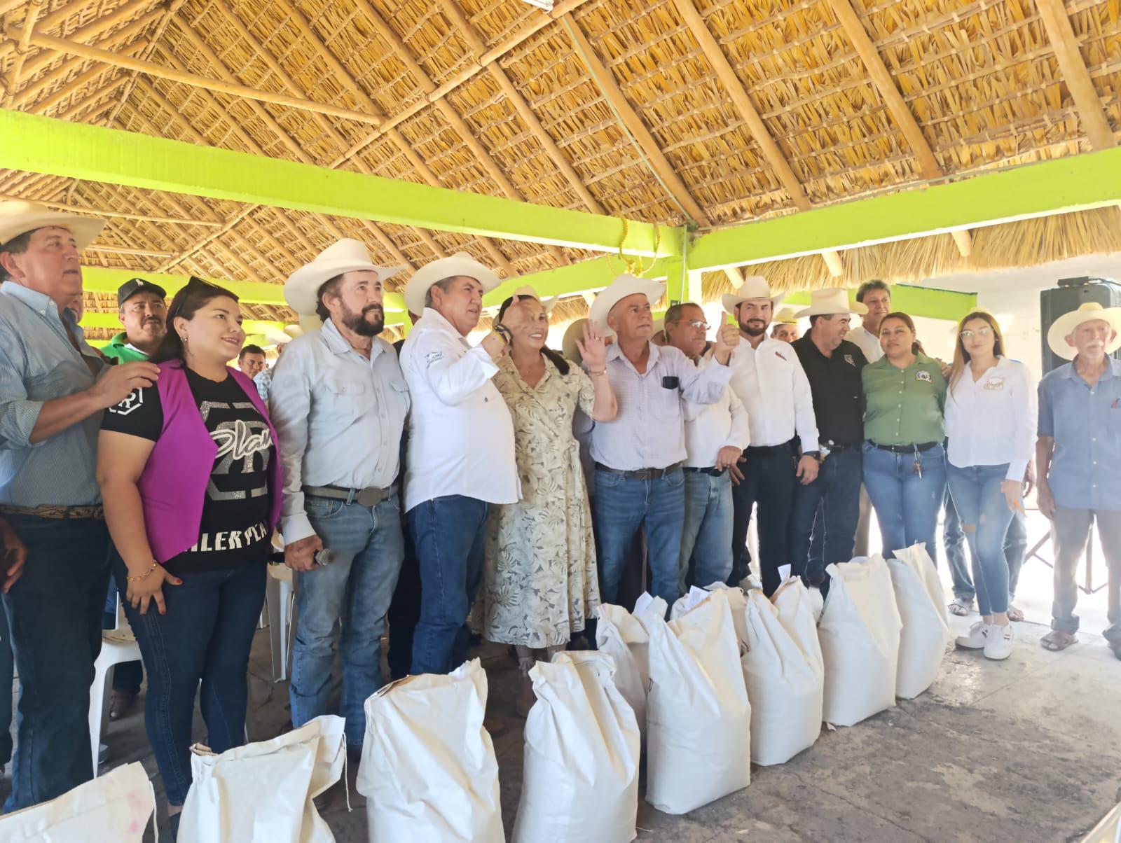 $!Reciben productores y ganaderos de Escuinapa 700 semillas de sorgo