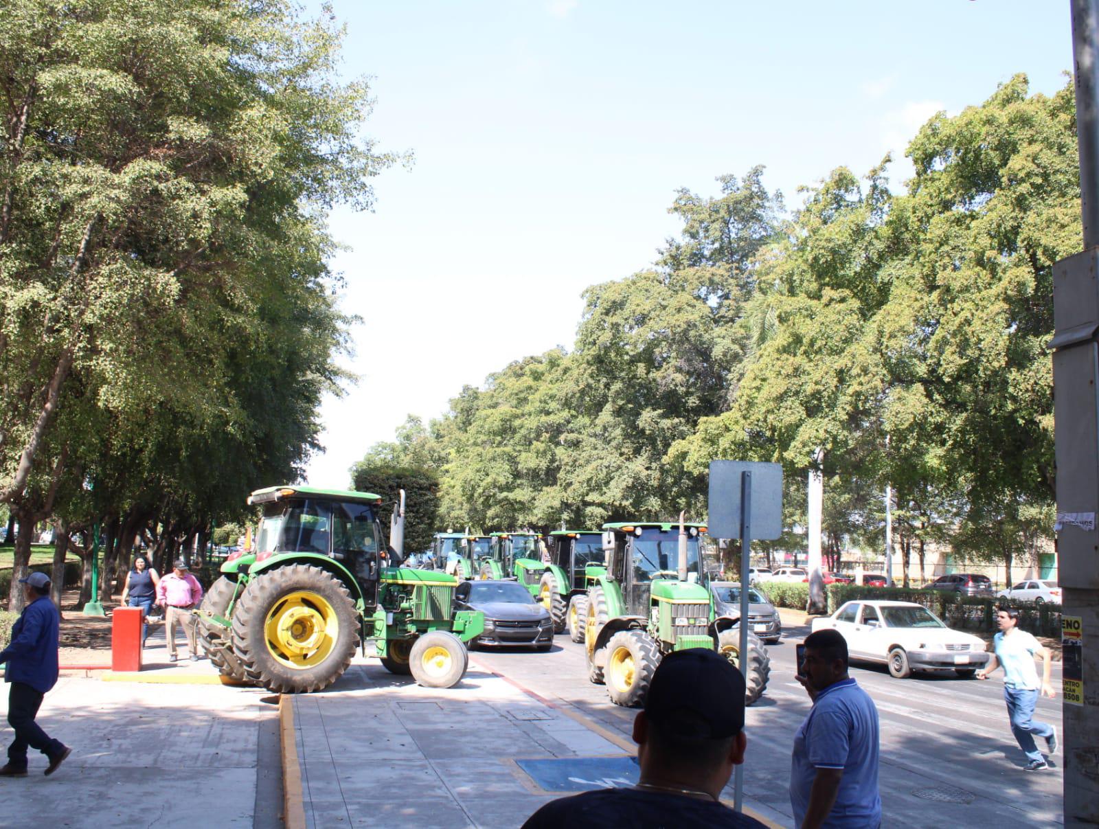 $!Productores de maíz se instalan en Palacio de Gobierno en señal de protesta por el precio del maíz