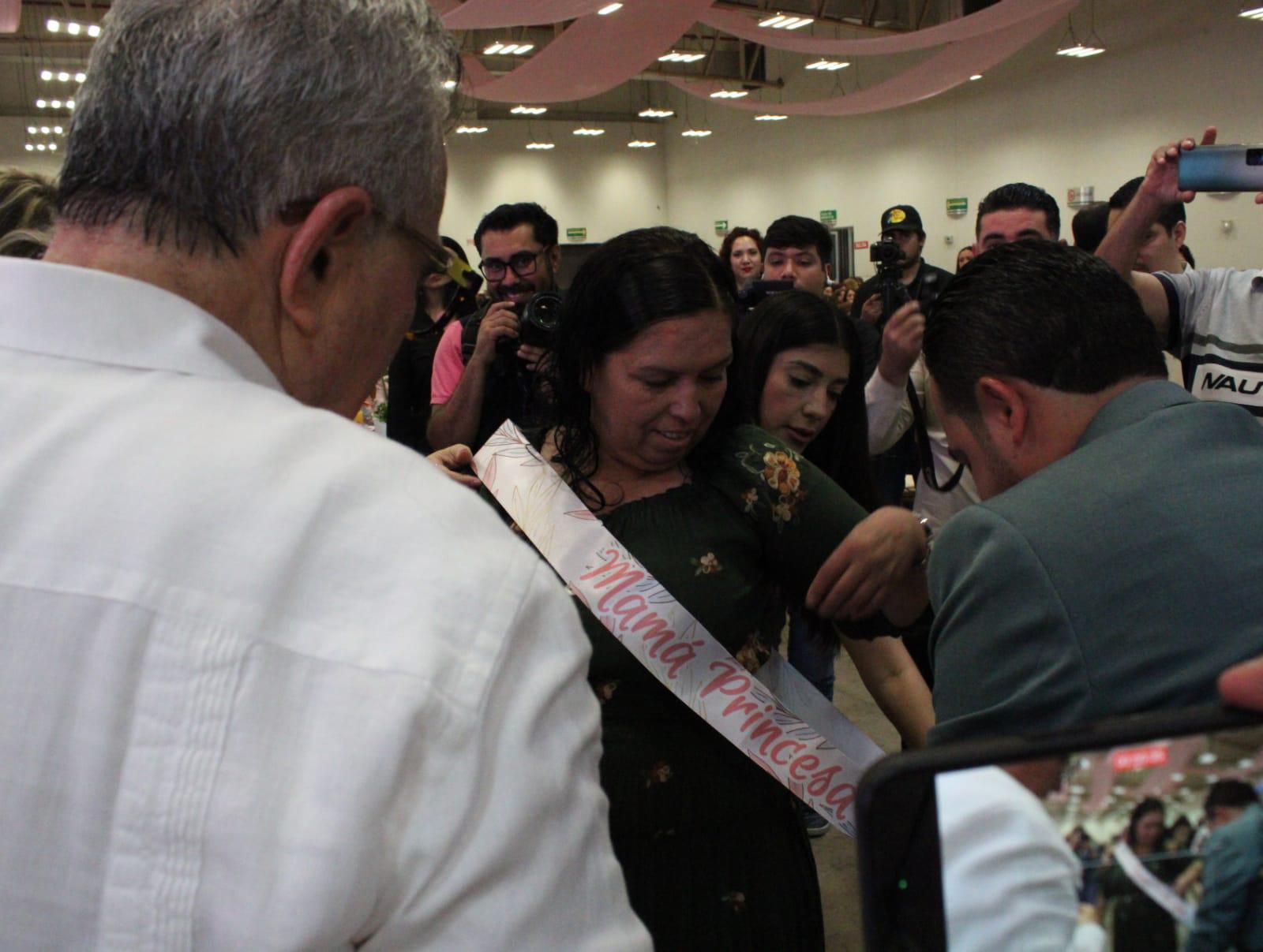 $!Madres del STASE festejan su día con banda, desayuno y regalos