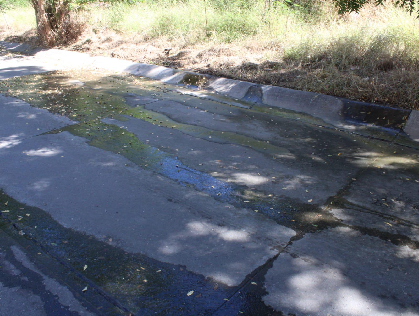 $!Vecinos denuncian fuga de agua en Colinas de San Miguel, en Culiacán