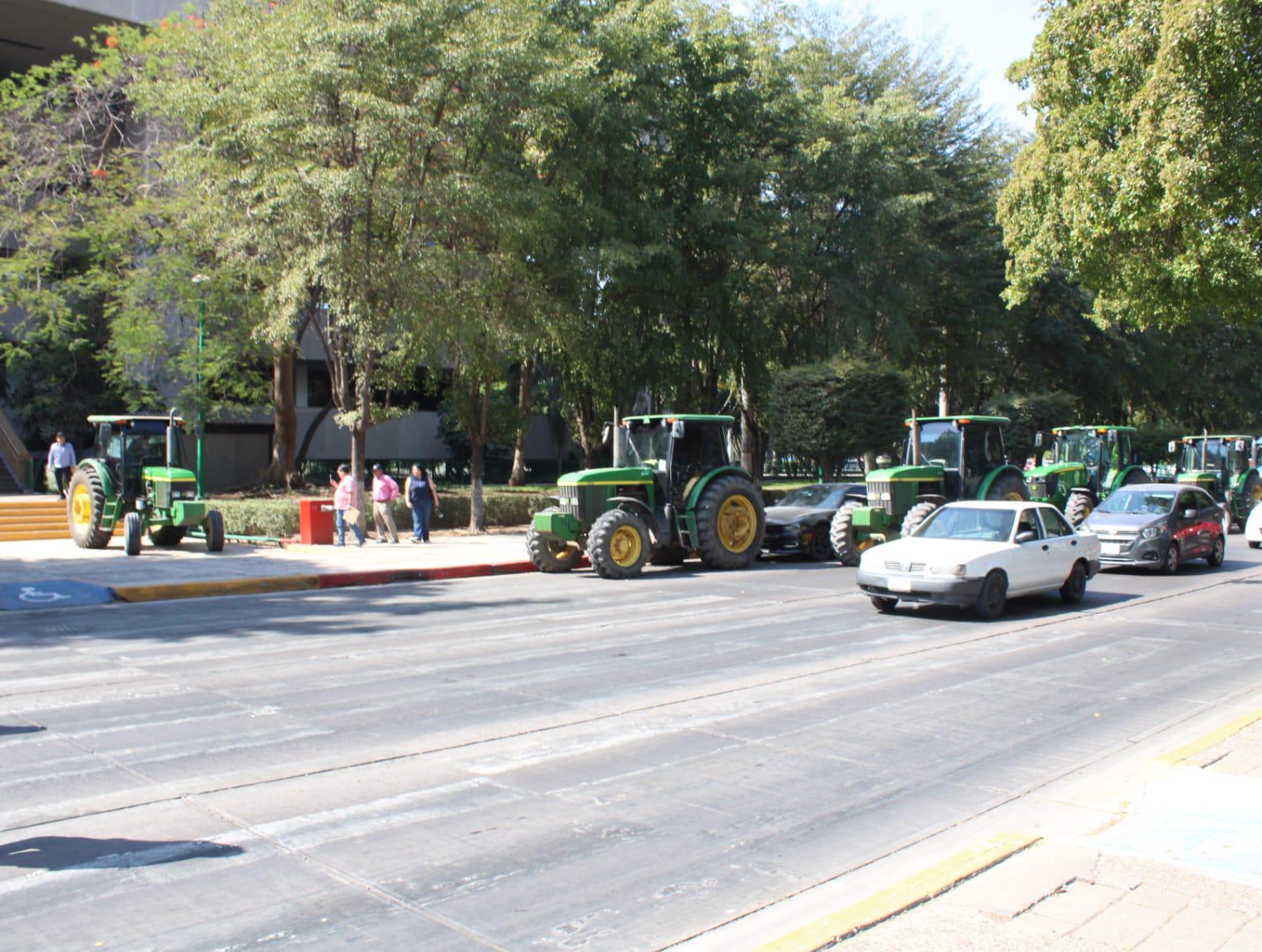 $!Productores de maíz se instalan en Palacio de Gobierno en señal de protesta por el precio del maíz