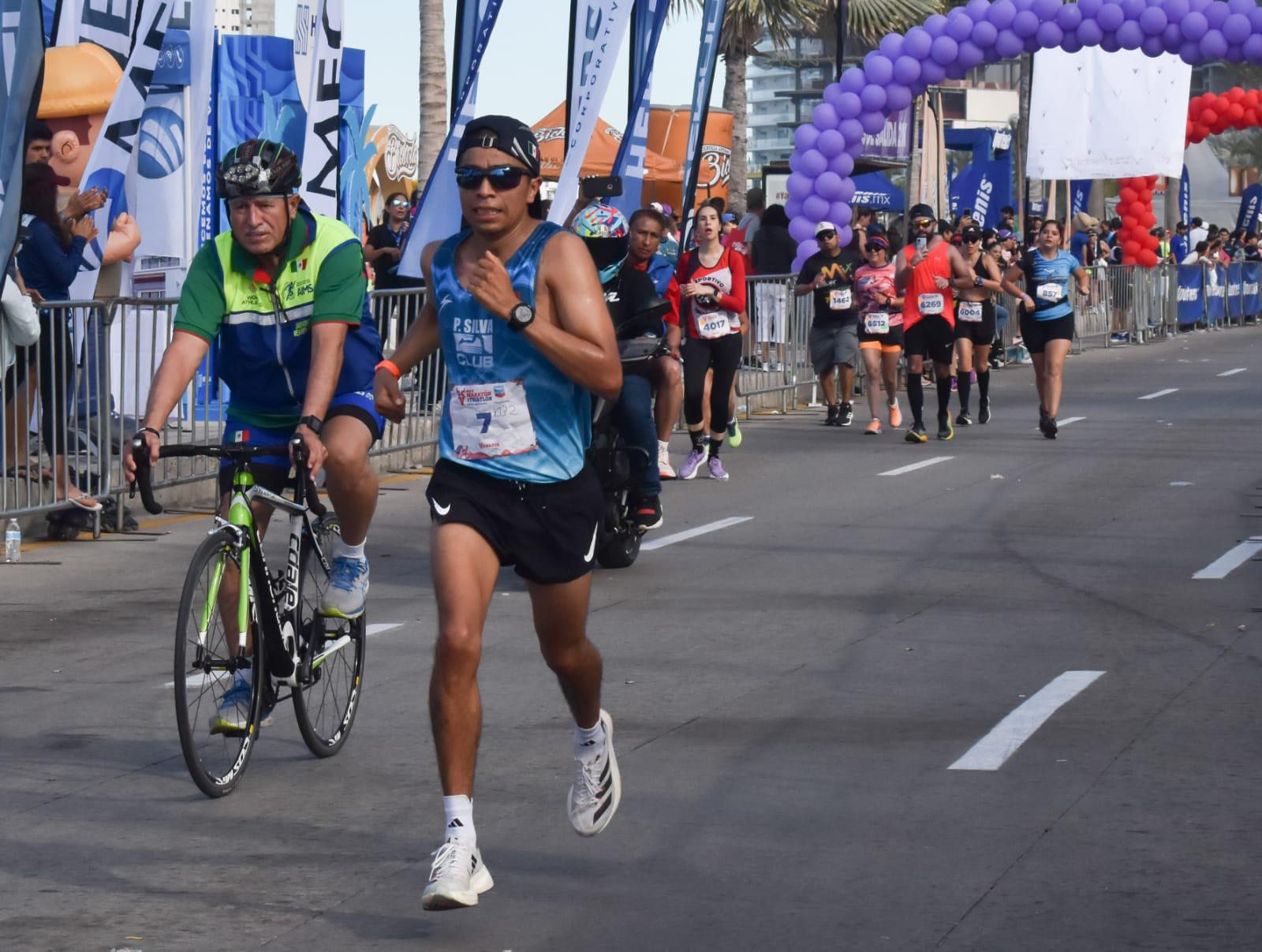 $!Gerardo Zárate recibe ayuda del cielo para ganar el Maratón Pacífico