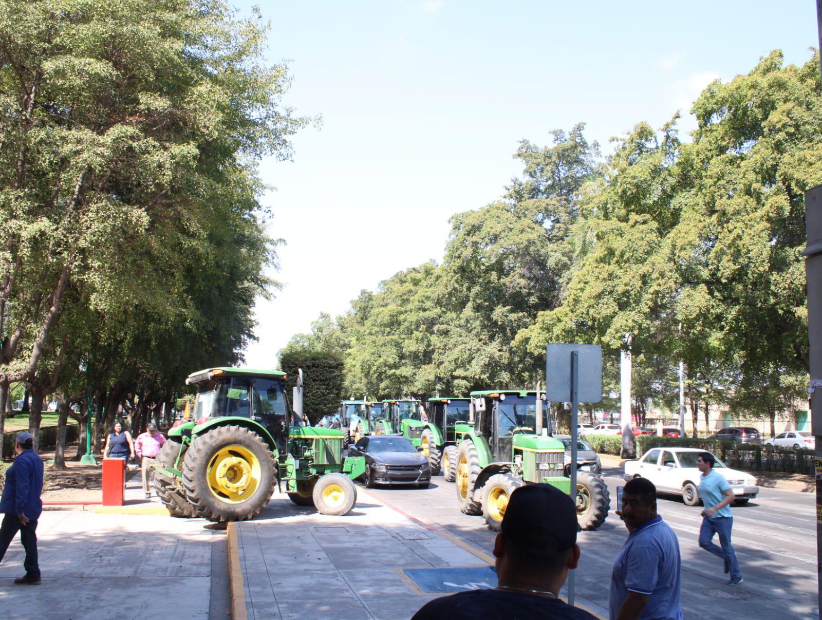 $!Productores de maíz se instalan en Palacio de Gobierno en señal de protesta por el precio del maíz